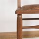 Chaise style Art Déco en bois sculpté et cuir.