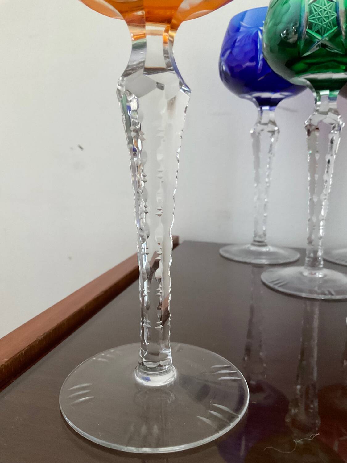 Série de 10 verres anciens multicolores en cristal ciselé
