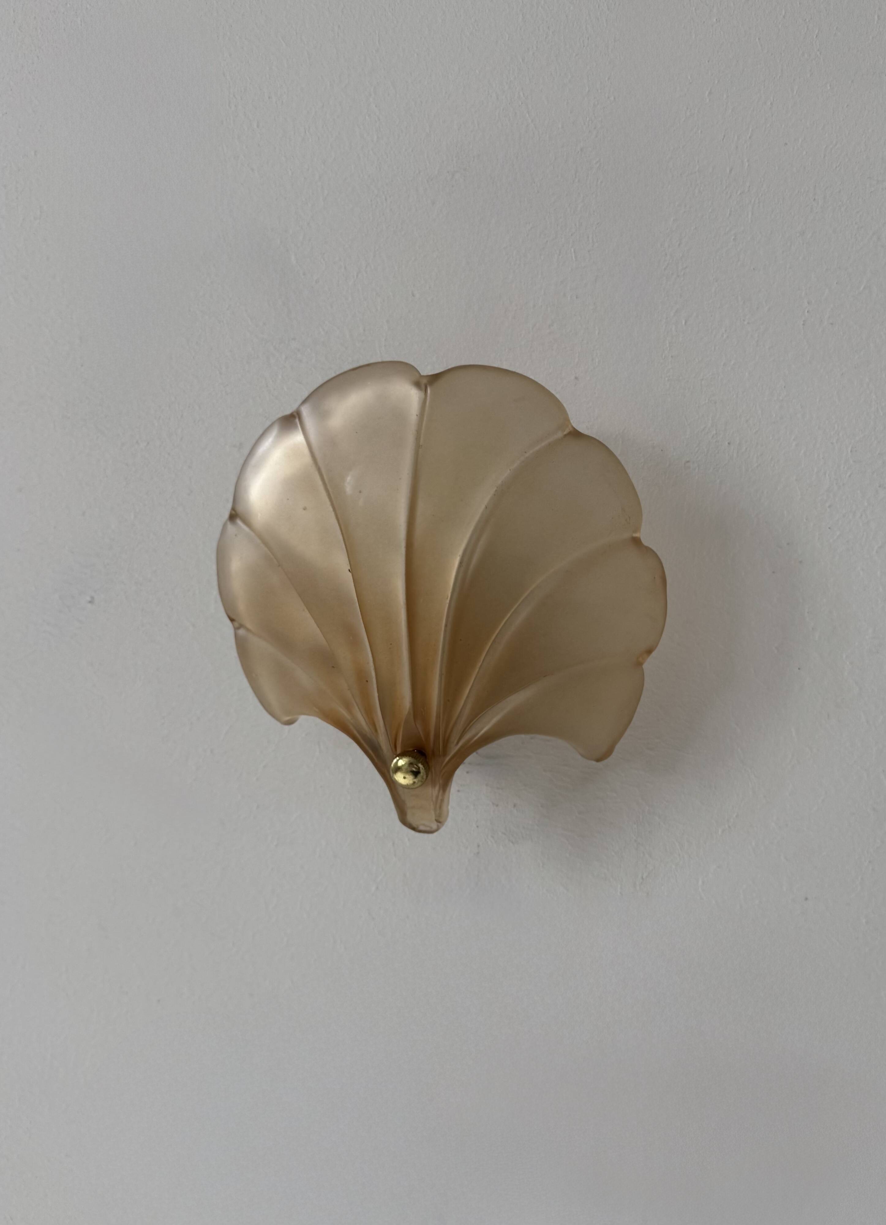 Applique vintage coquillage, verre ambré, France, 1970