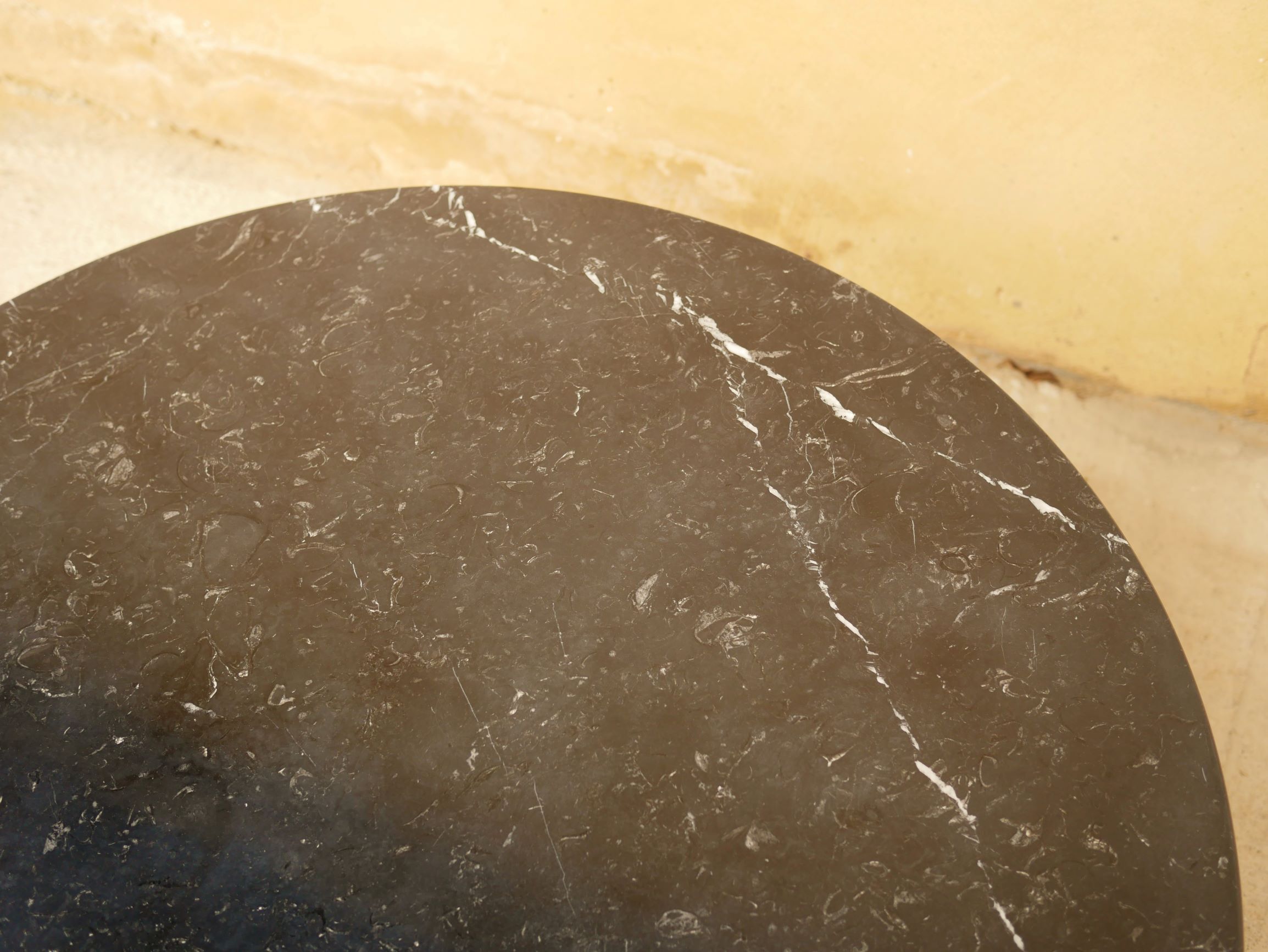 Table basse tulipe vintage en marbre noir