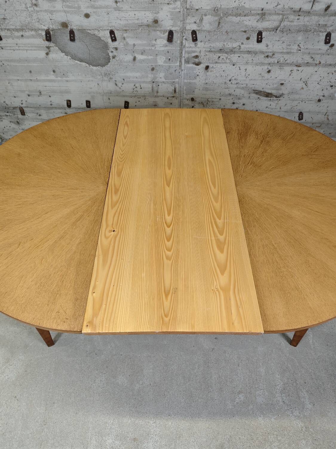 Extendable round table