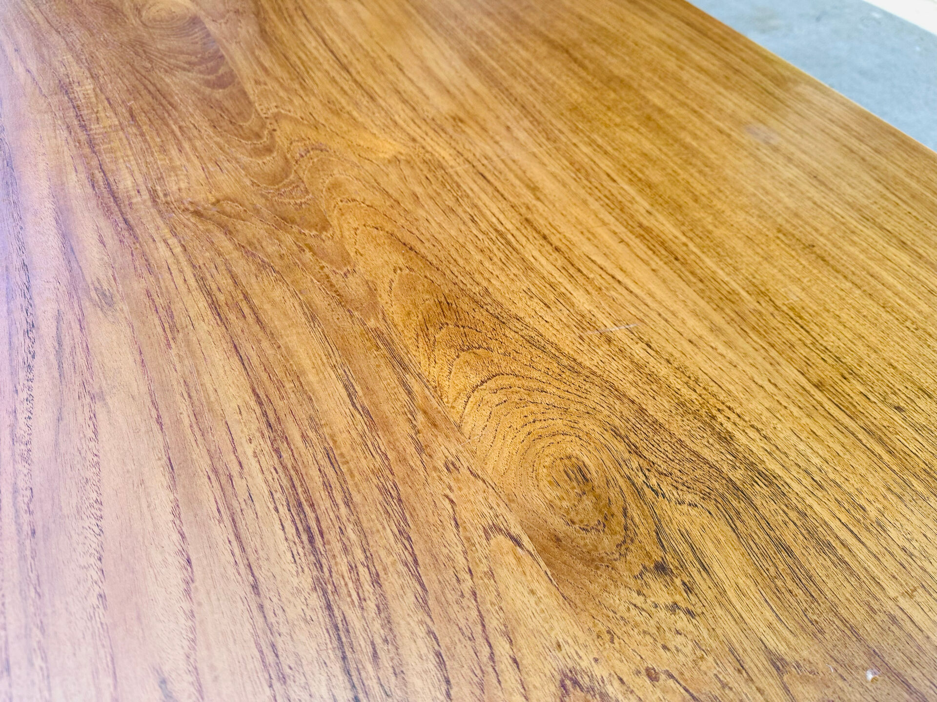 Table scandinave