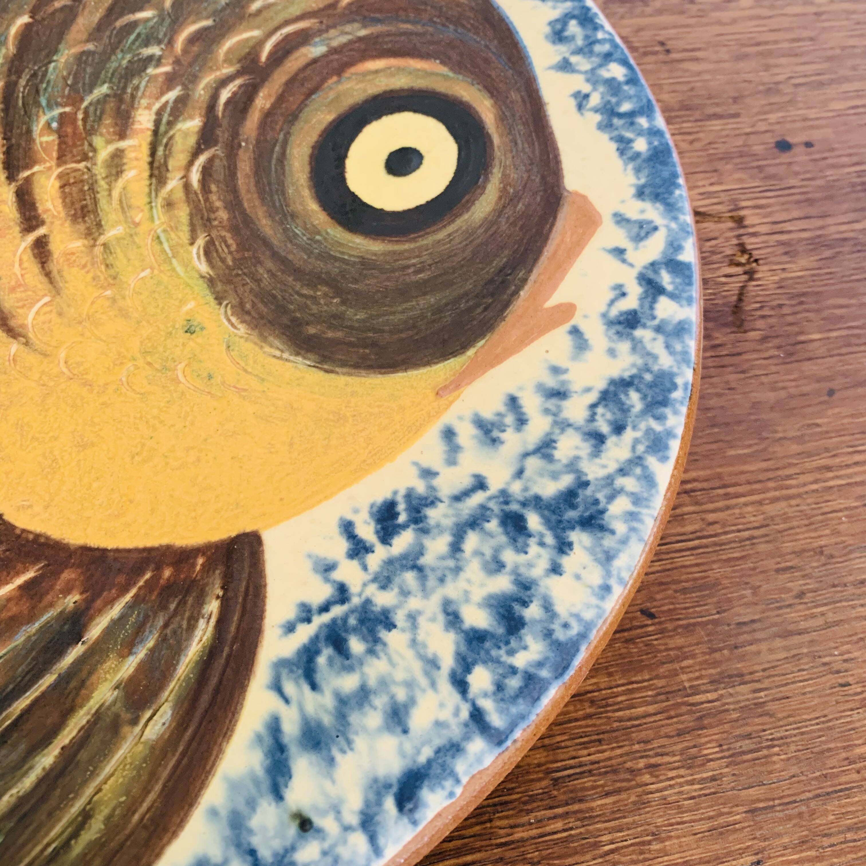 Large dish with fish decoration Puigdemont Spain