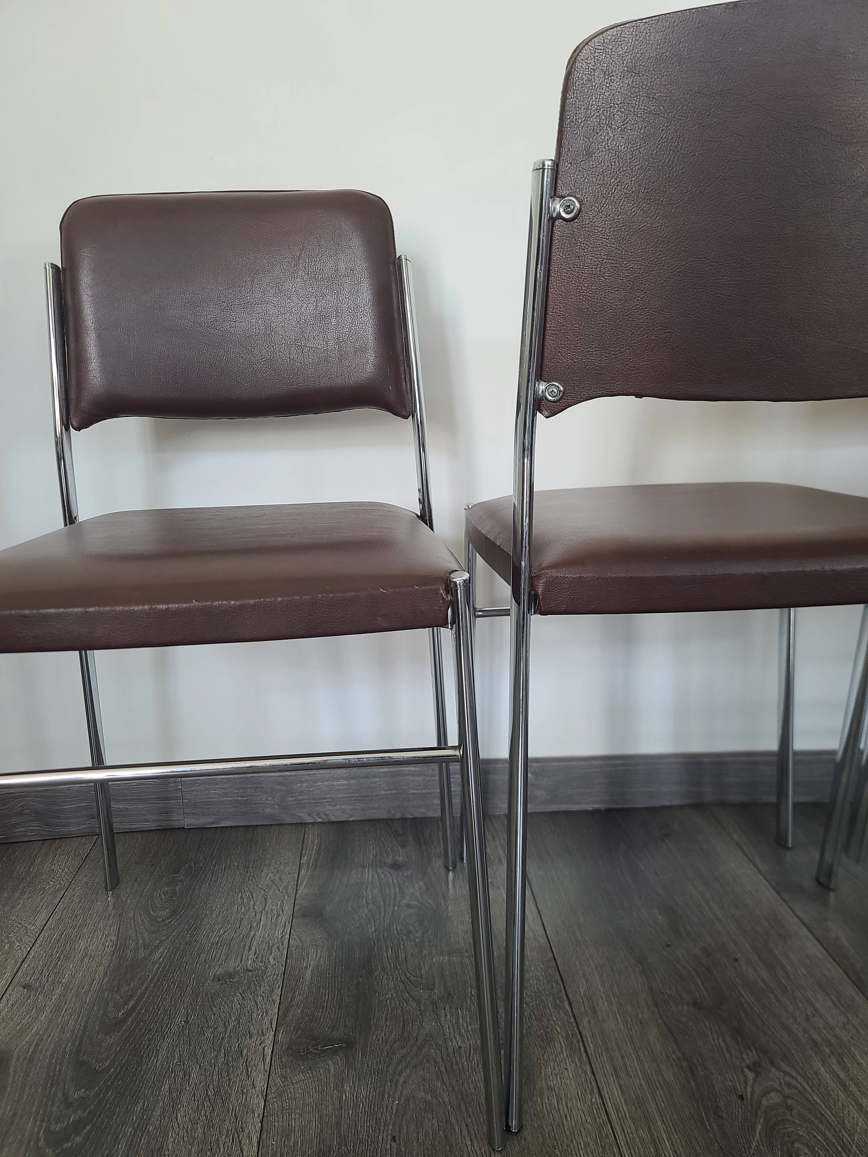 Lot de 4 chaises fauteuil en skaï marron année 1970