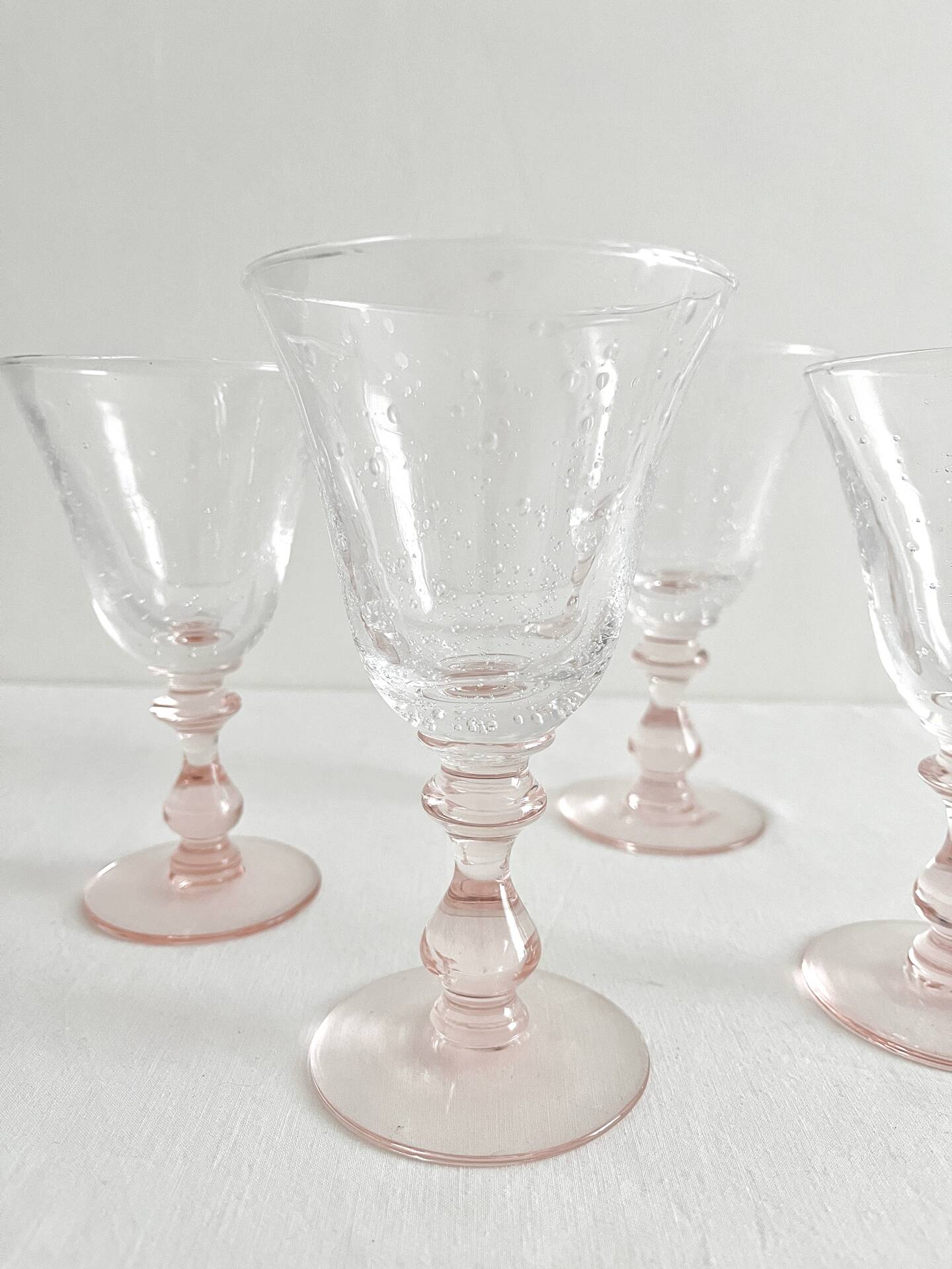 4 verres à vin pied rose en verre bullé vintage