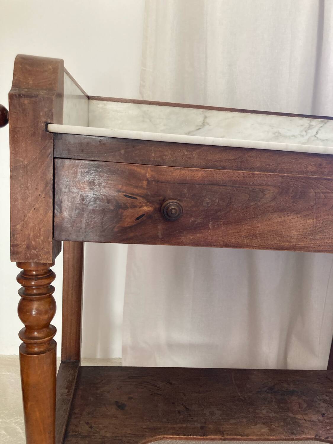 Coiffeuse en bois et marbre