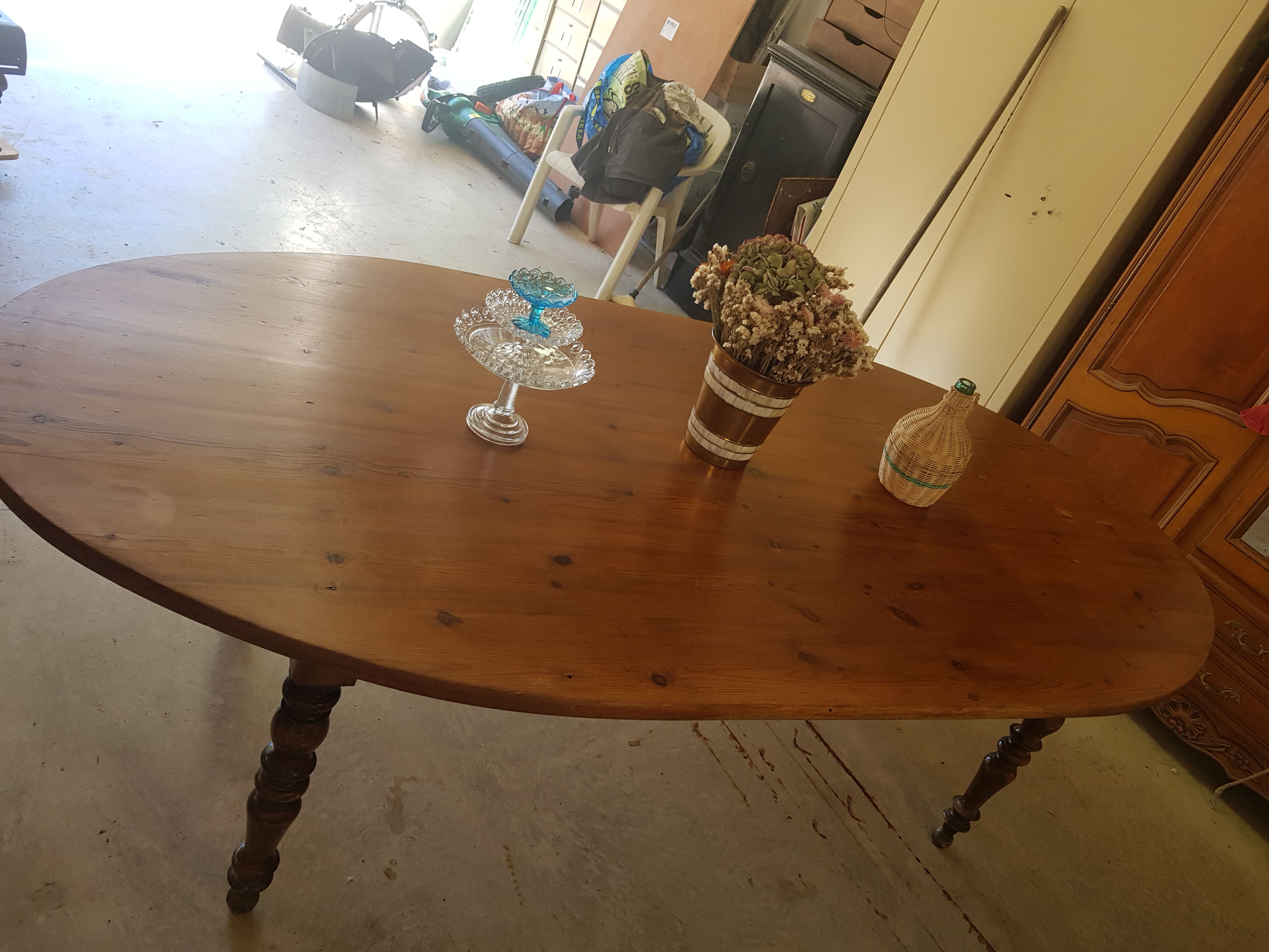 Oval farm table