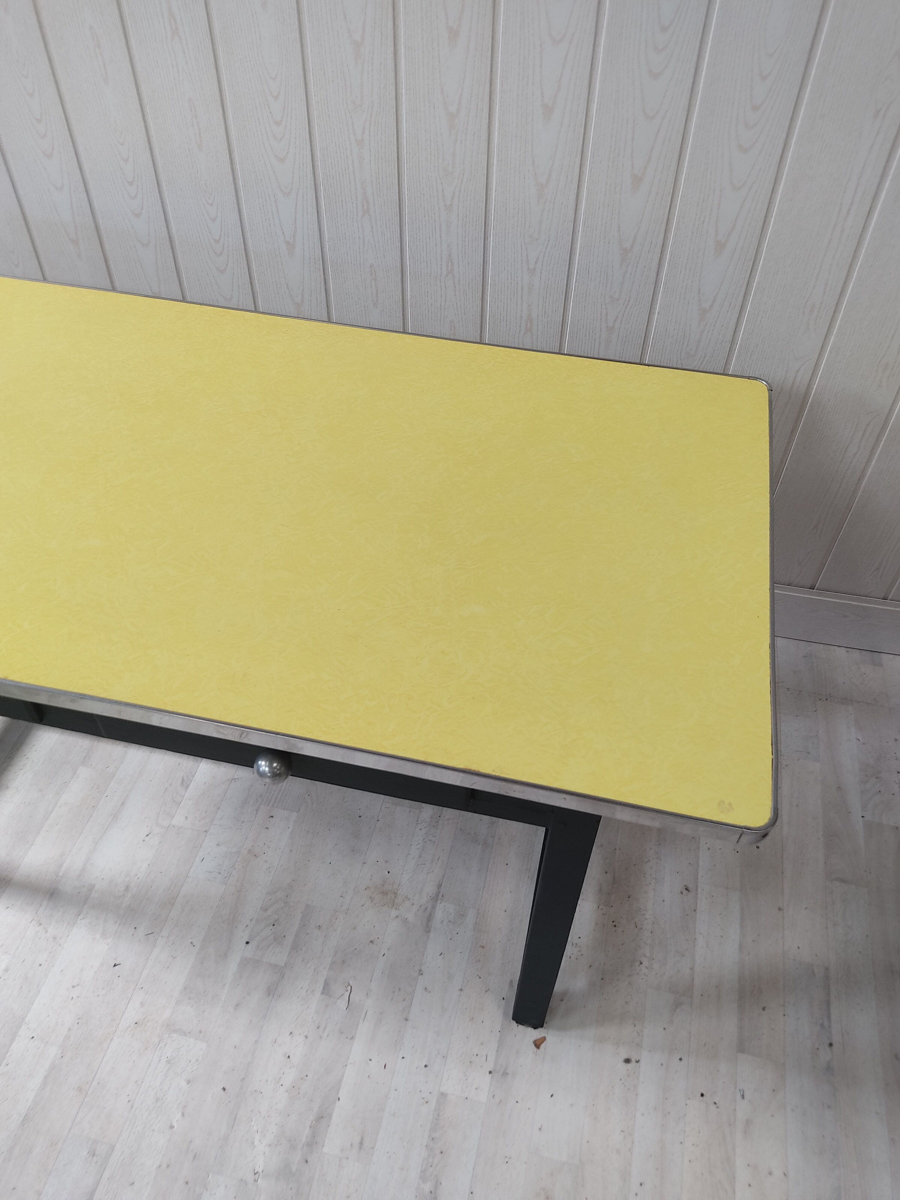 Table vintage bois et formica jaune