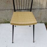 Chaise en métal noir et assise en simili cuir jaune