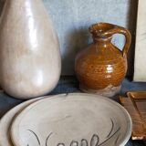 Duo of ceramic plates decorated with vintage foliage
