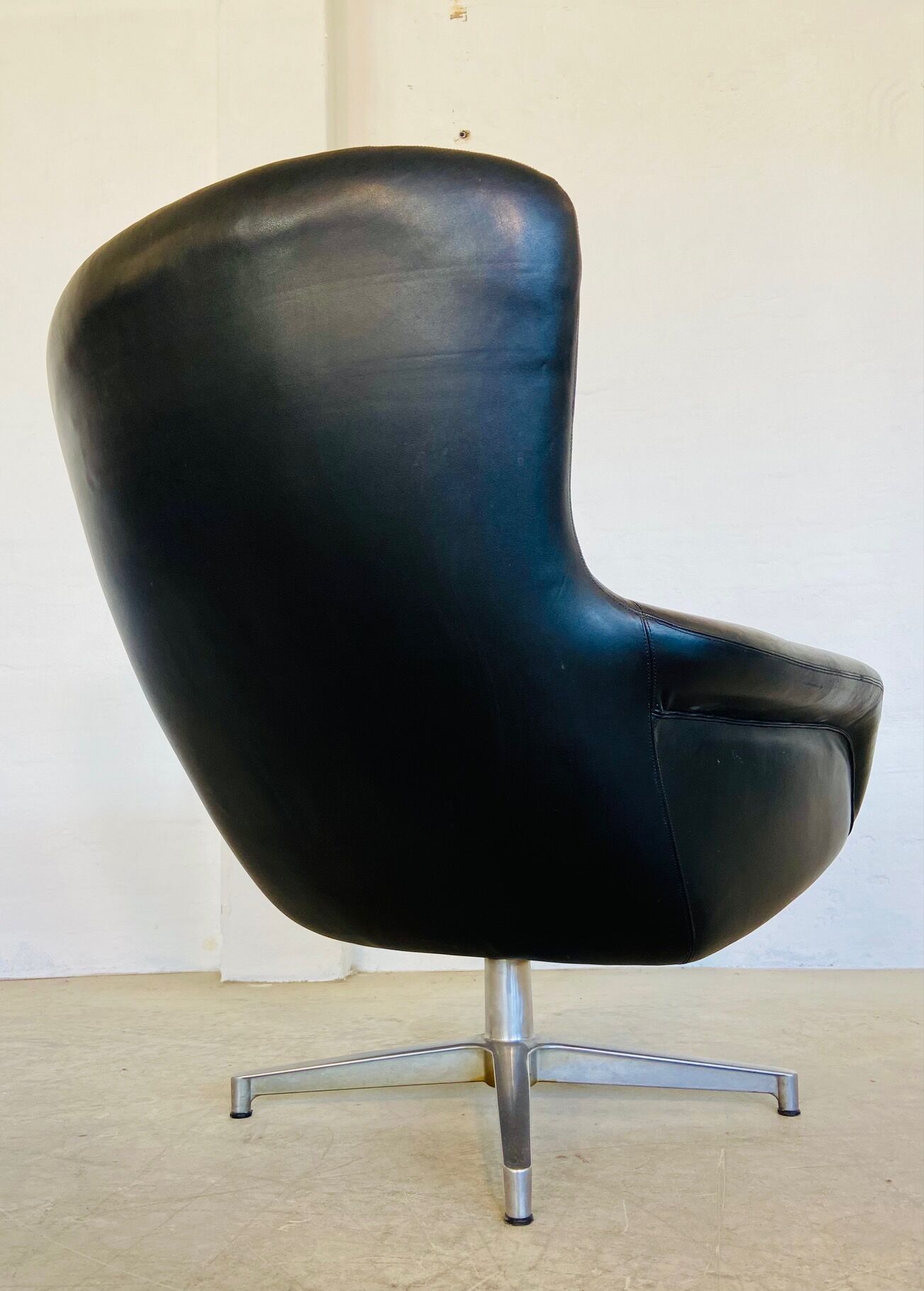 Vintage Danish swivel chair in black leather by Bramin
