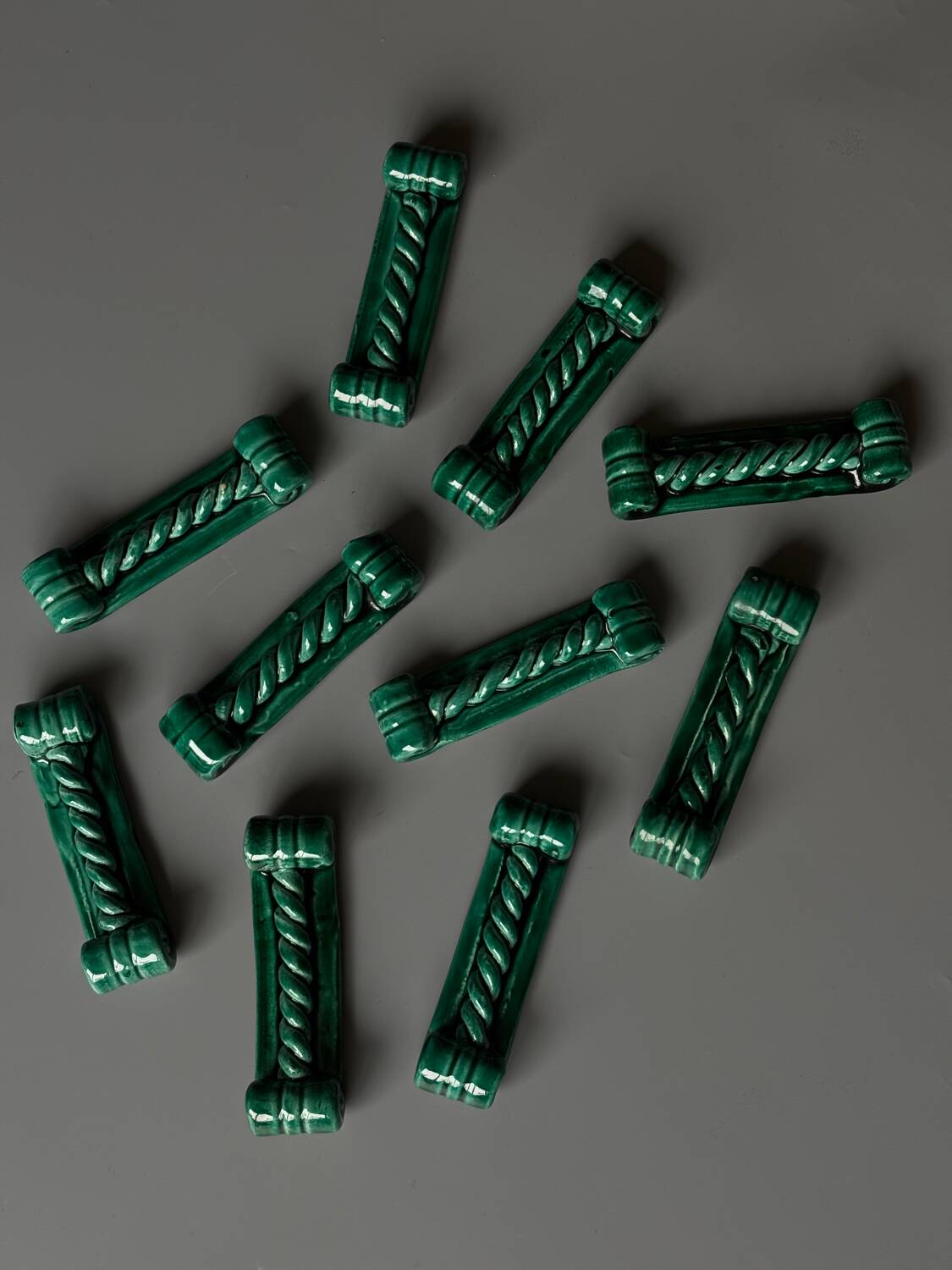 10 porte-couteaux en céramique verte Vallauris