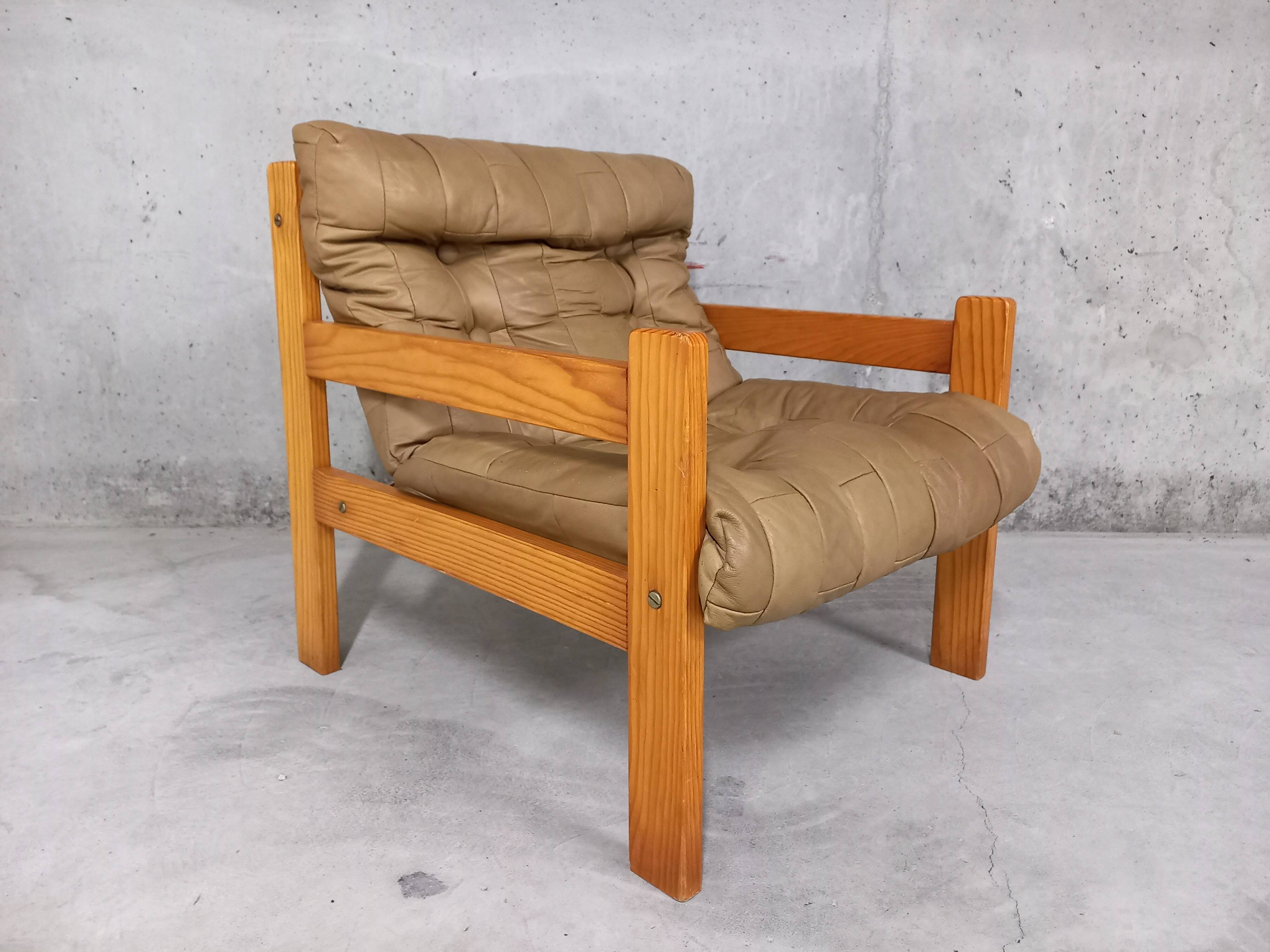 Vintage heater armchair in pine and leather 70s