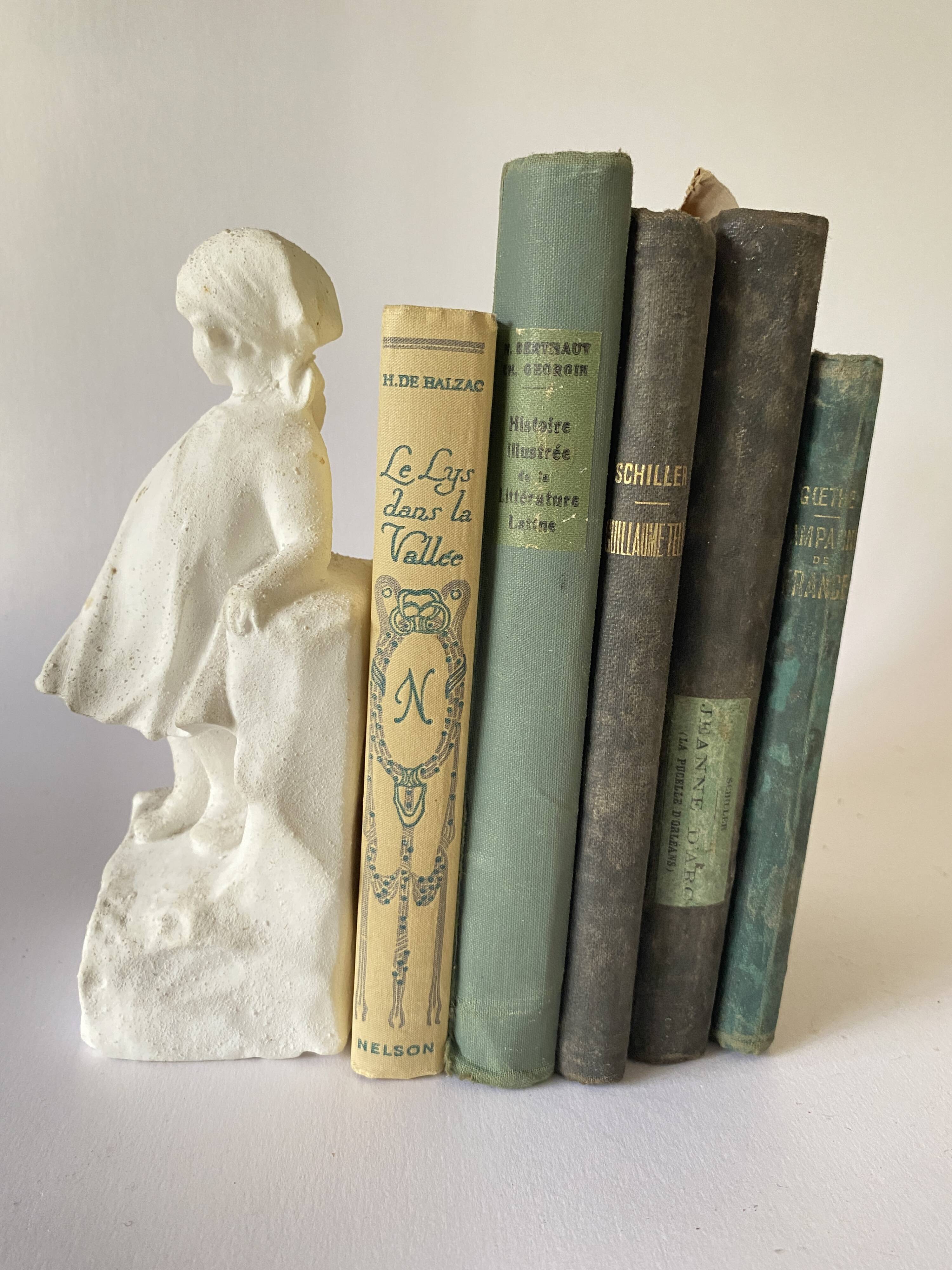 Serre-livres en plâtre, fillette au panier