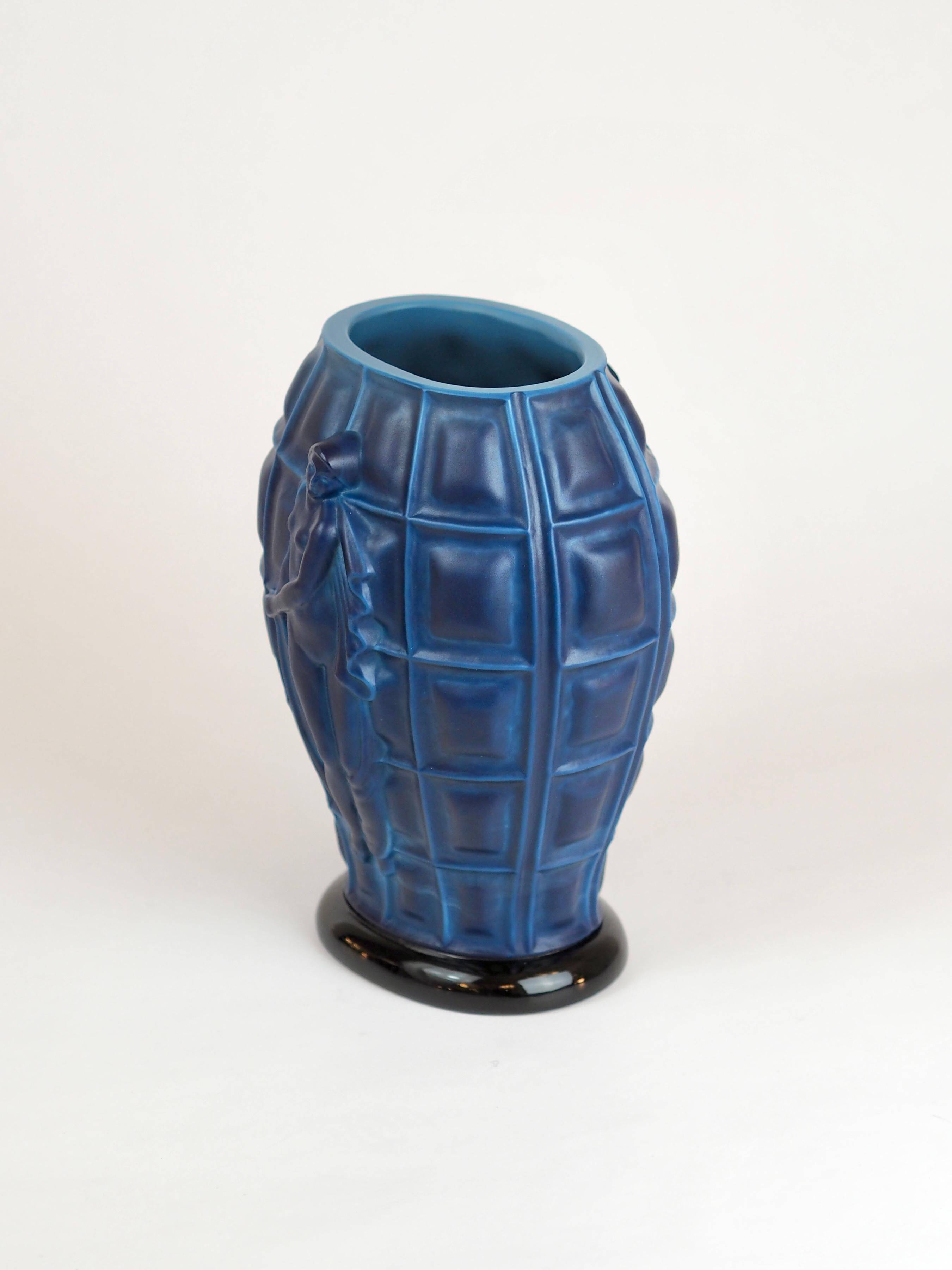 Vase Art Déco "Ingrid" en verre opaque bleu lapis par Henry Schlevogt