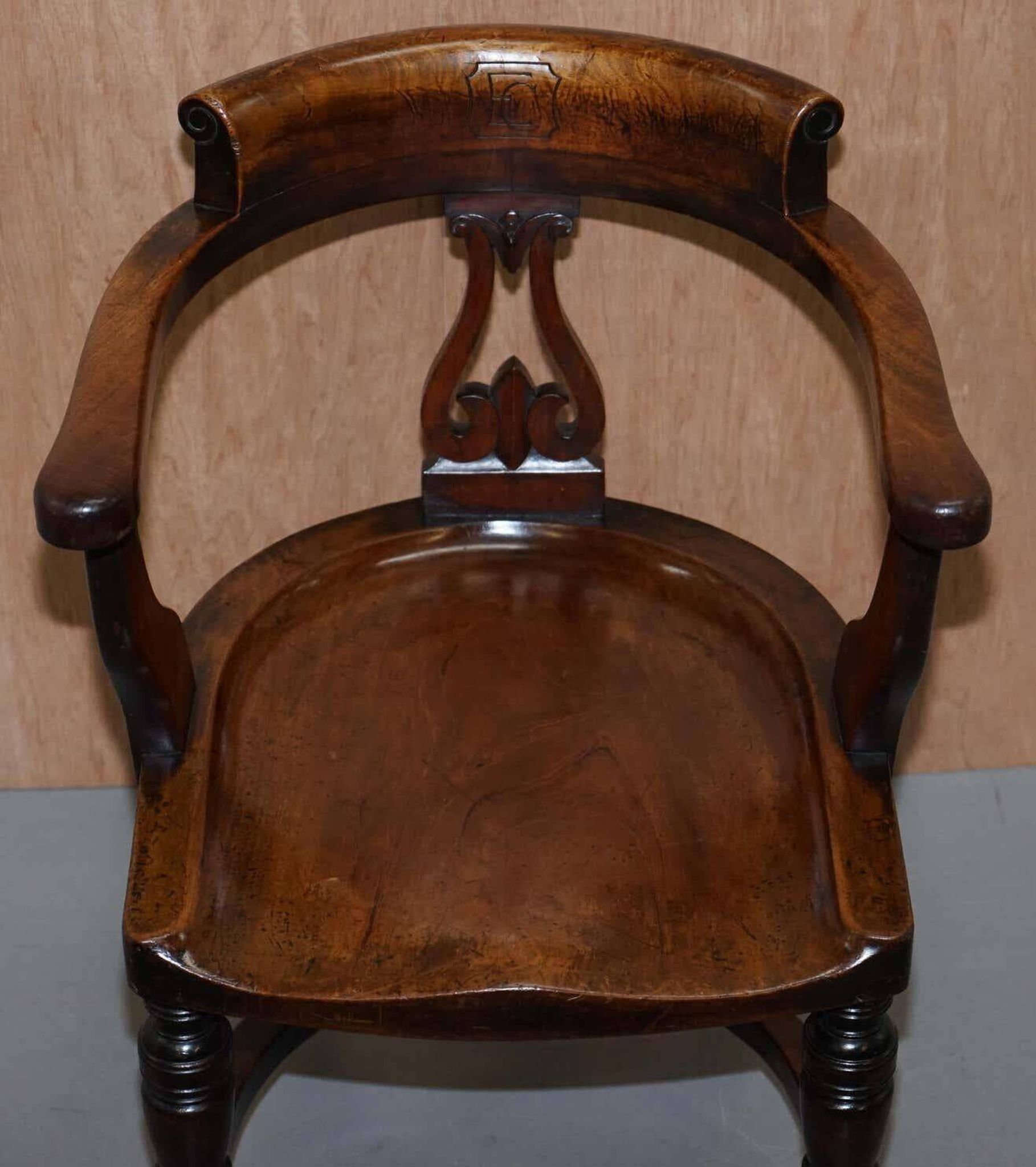 Chaise de capitaine victorienne en noyer d'Eton College