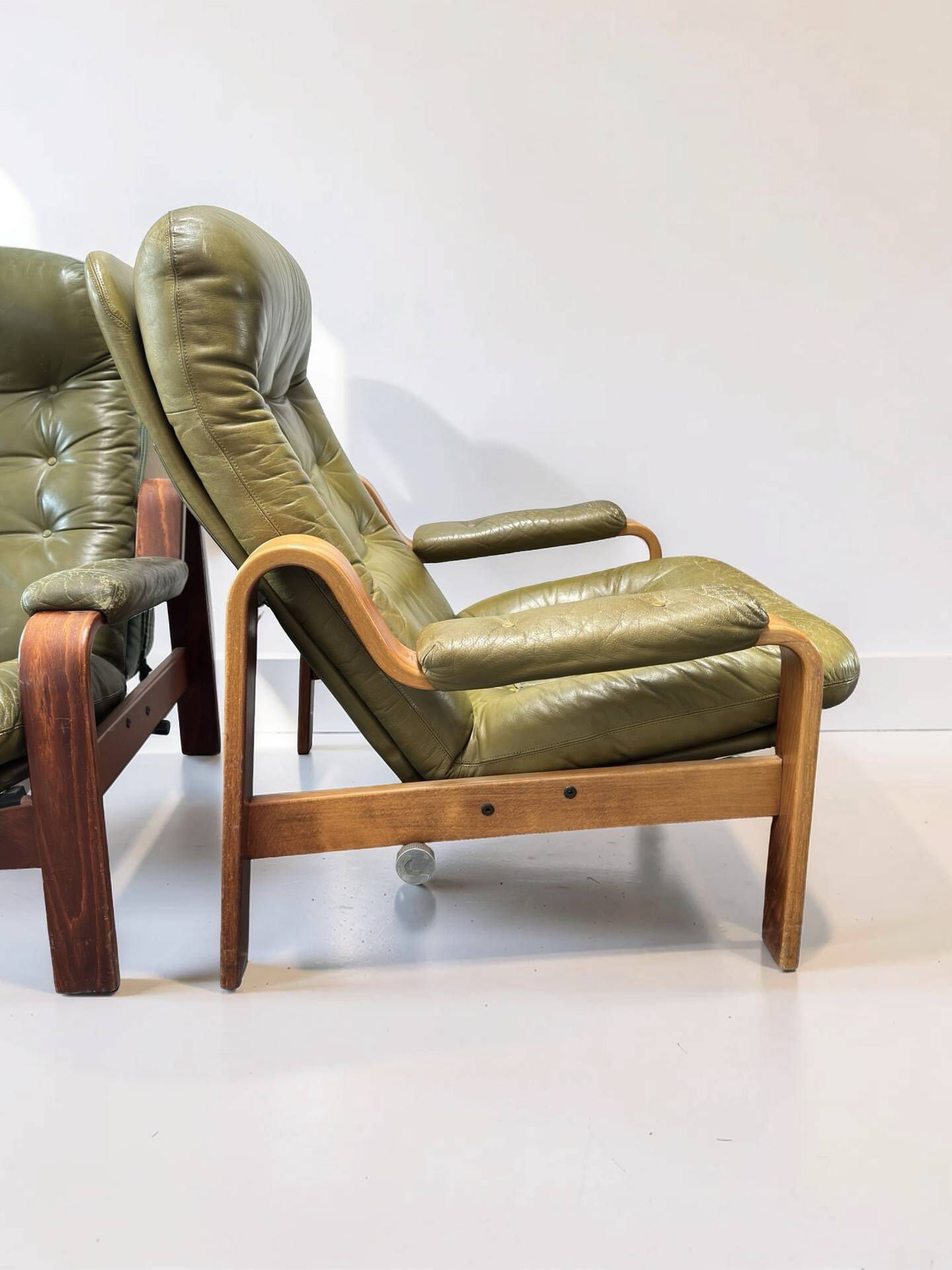 Ensemble de 2 fauteuils de salon vert olive – Göte Möbler, Suède, années 1970