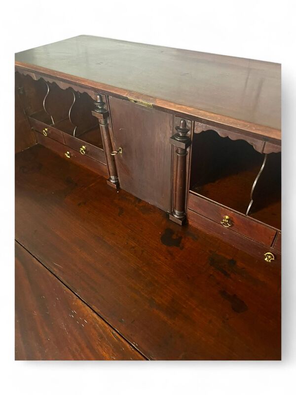 Commode, secrétaire, scriban de pente anglais en acajou, Angleterre XVIIIème