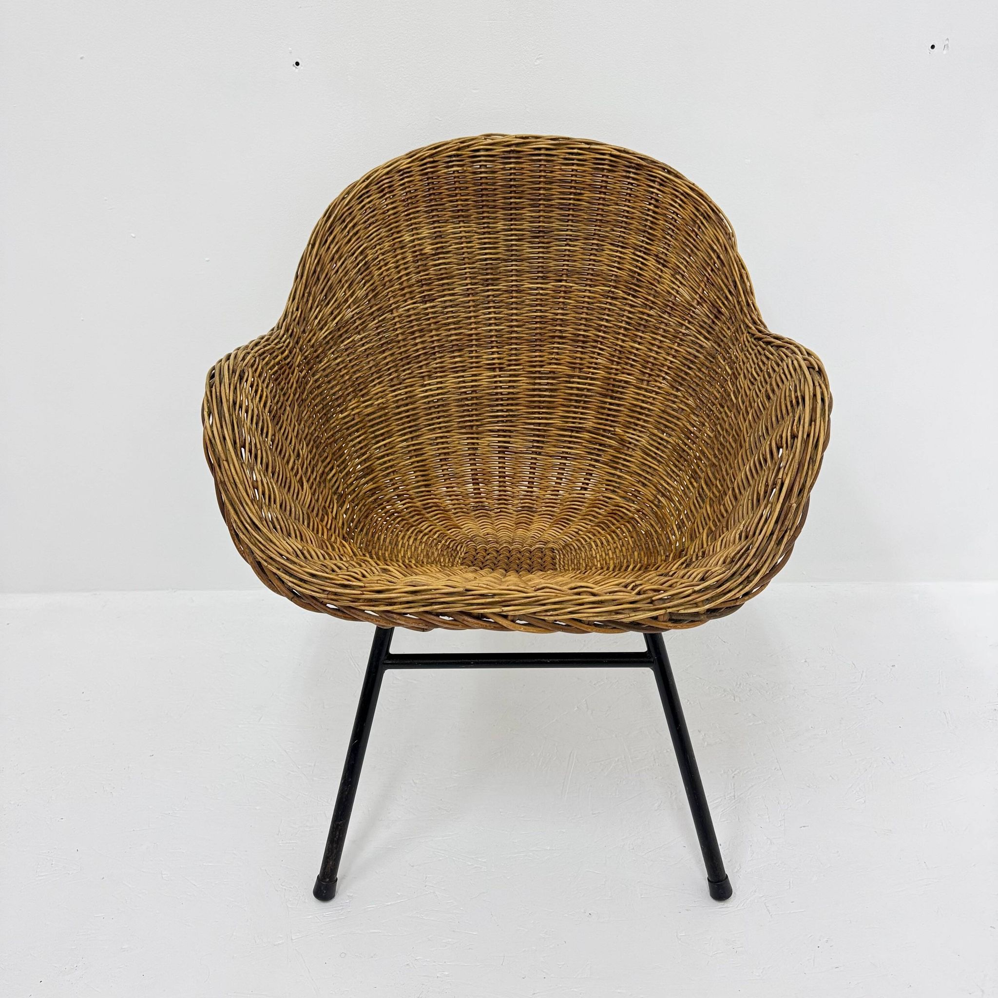 Chaise en osier de style mid-century, années 1950.