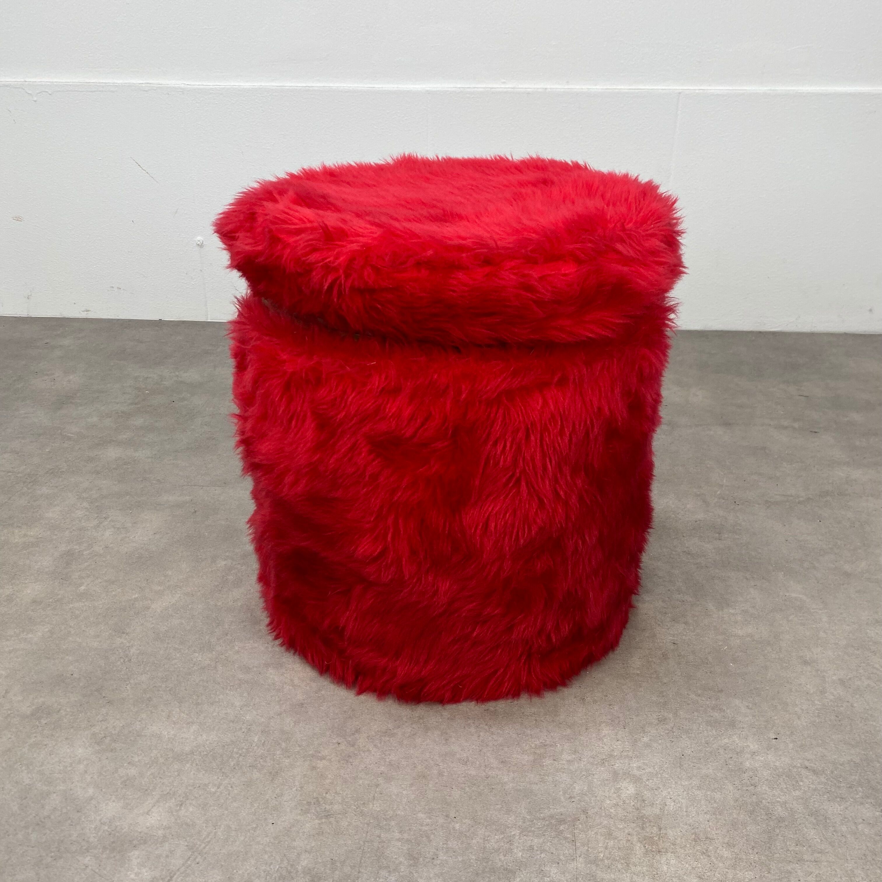 Chest stool in vintage red moumoute