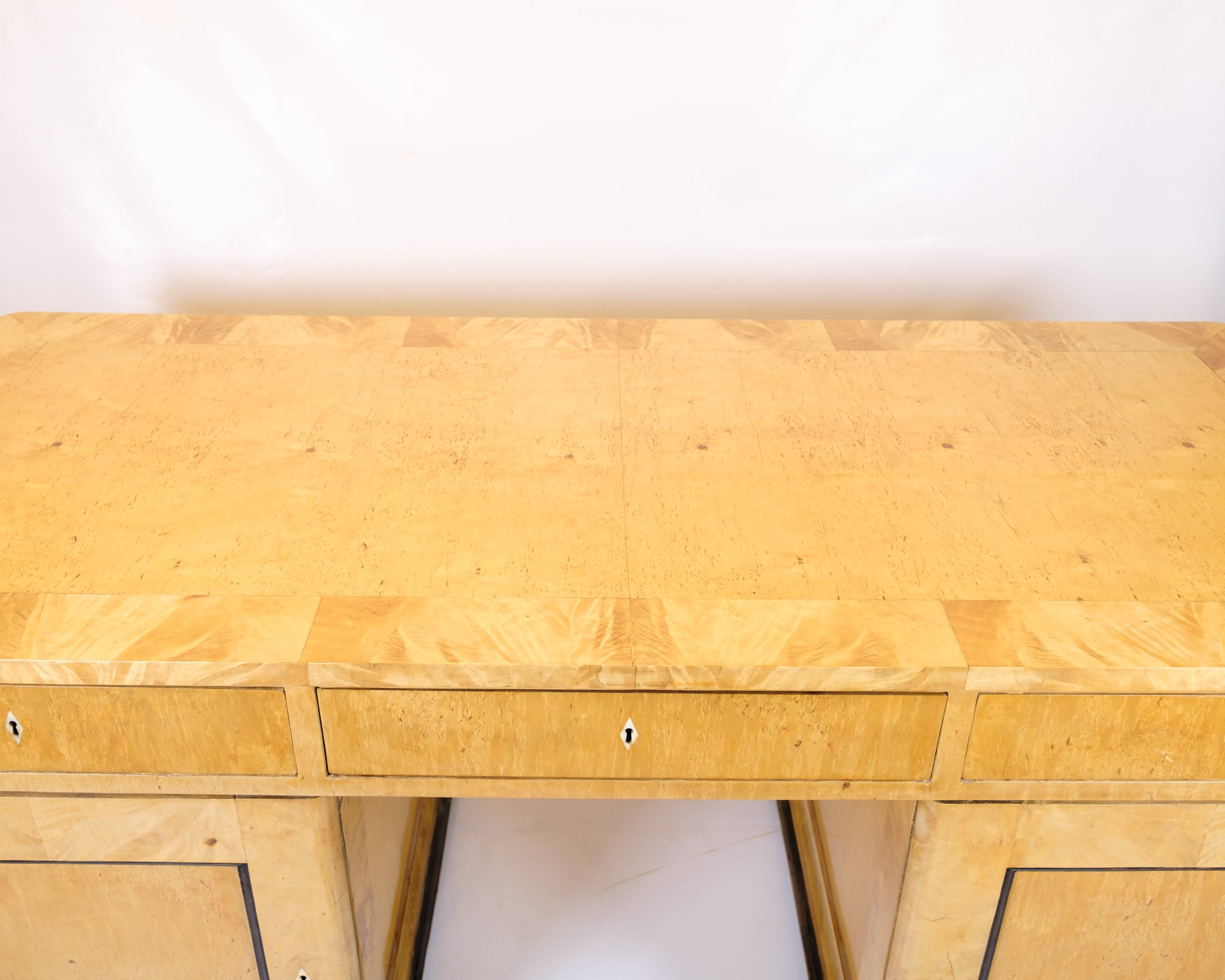 Bureau ancien – bois de bouleau et marqueterie – années 1840