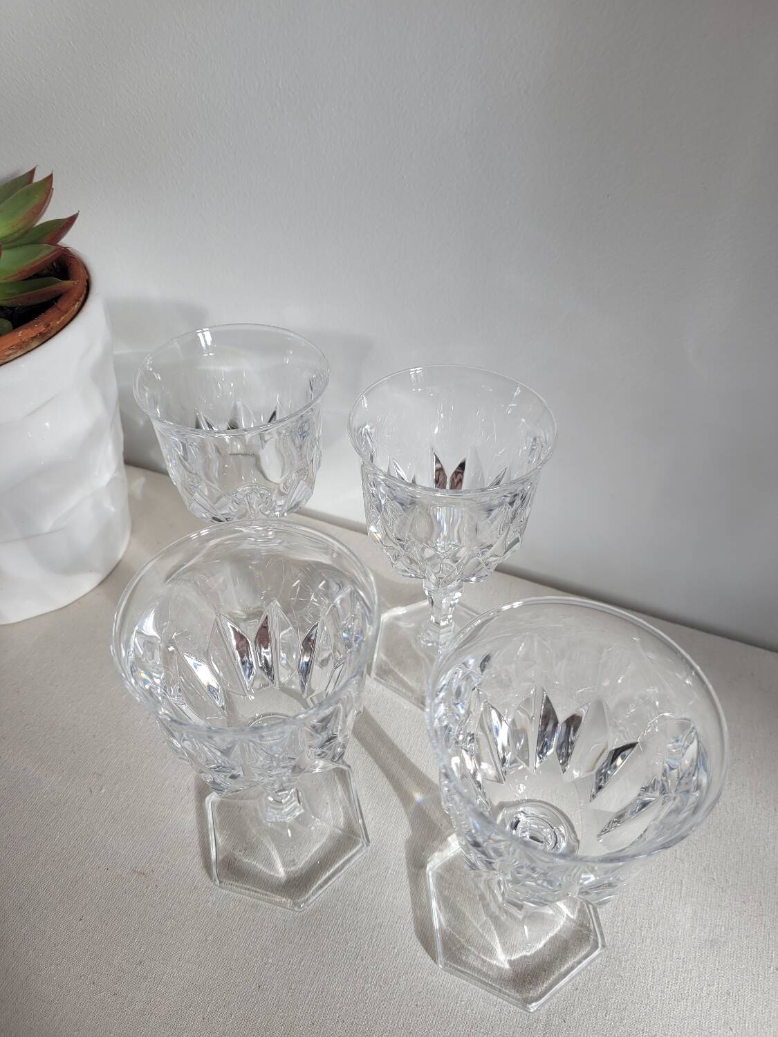 Set of 4 white wine glasses in Chaumont crystal from Cristal d'Arques.
