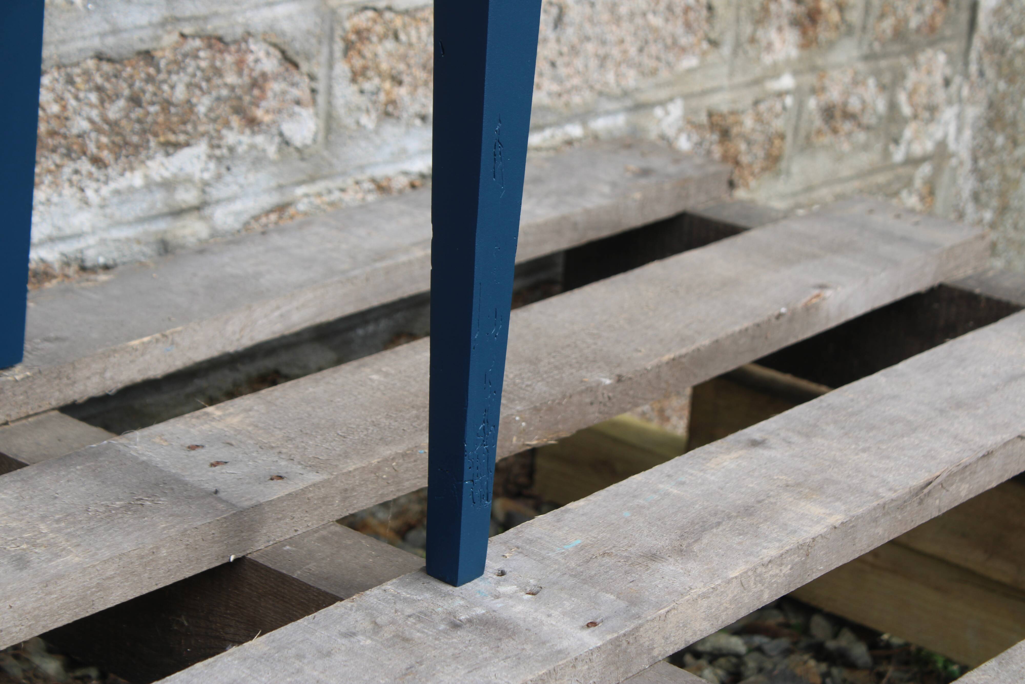 Table d’appoint ancienne rénovée – plateau bois naturel