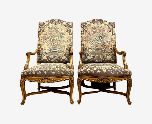 Paire de fauteuils Louis XV en merisier avec une tapisserie florale