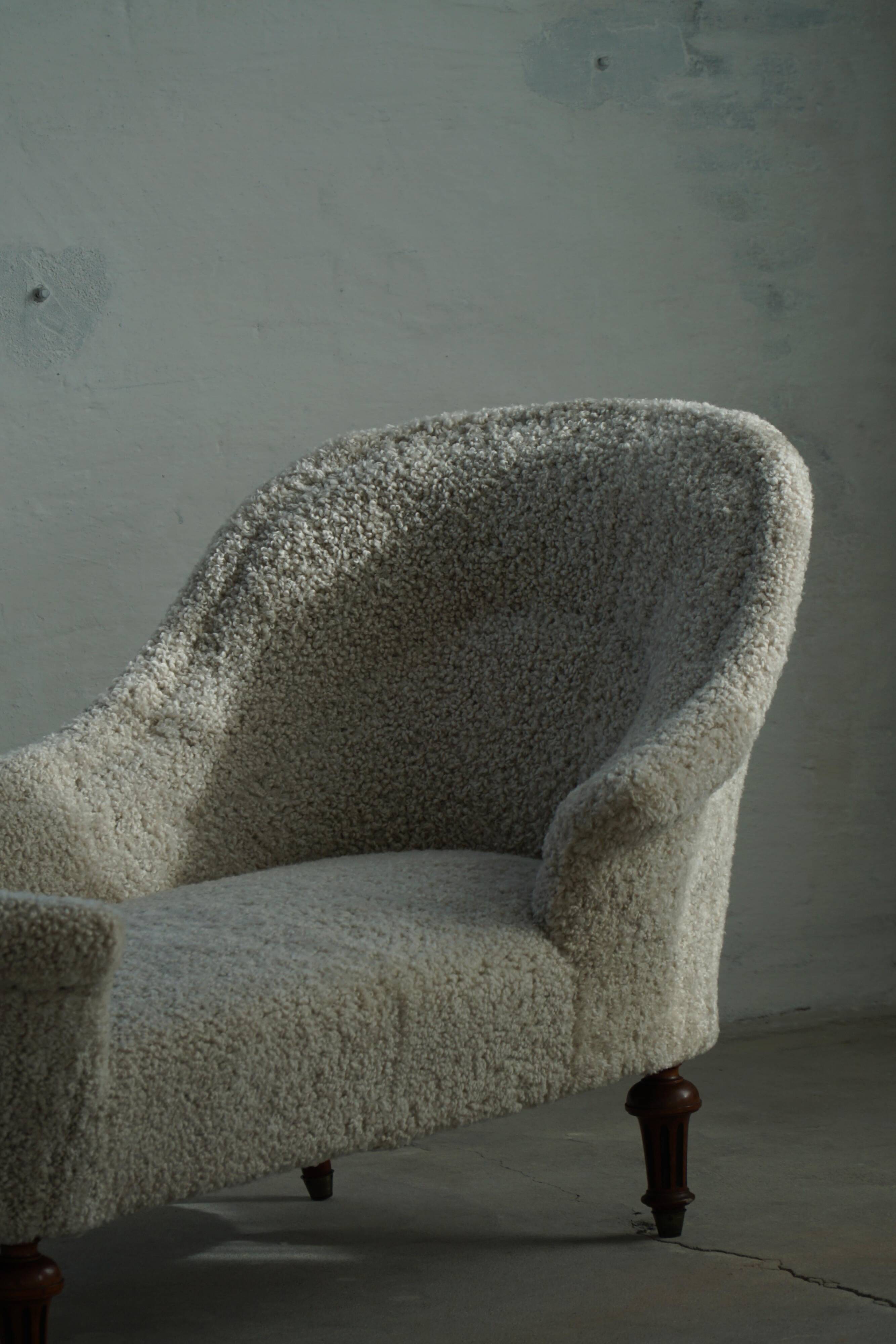 Antique Danish sculptural chaise longue from the 19th century, reupholstered in lambswool.