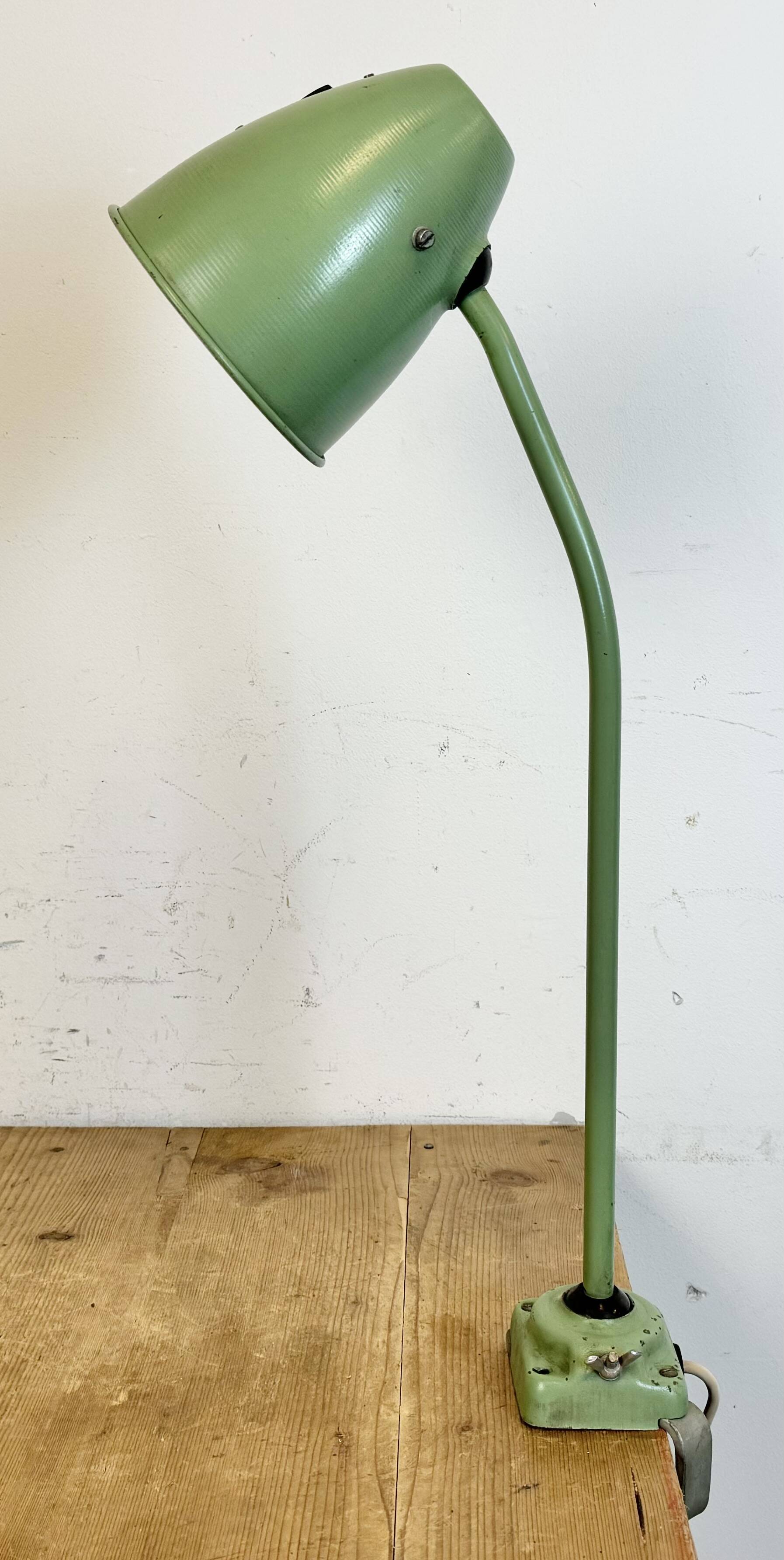 Lampe de table d'atelier industriel vert, 1960s