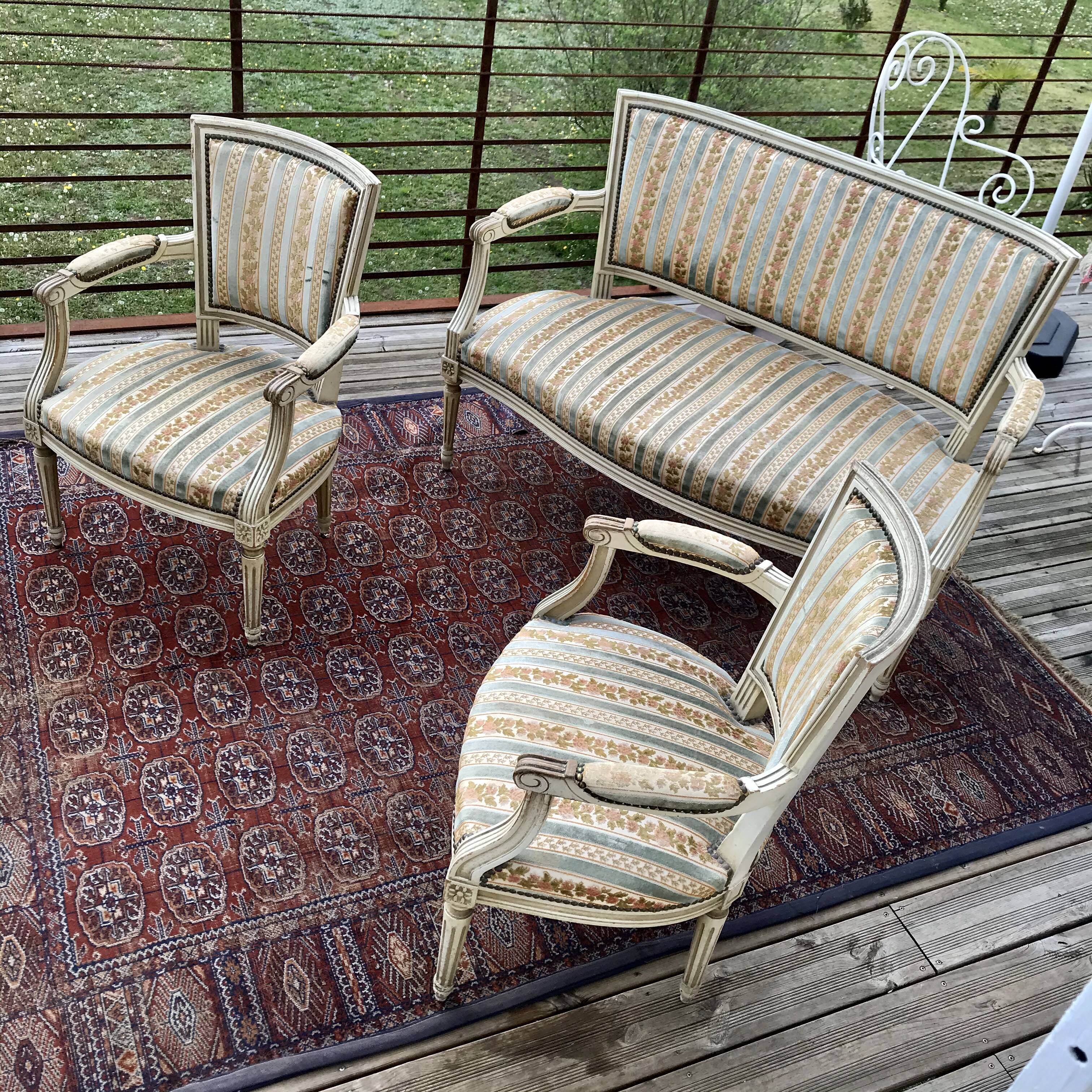 Salon de style Louis XVI,  canapé et deux fauteuils
