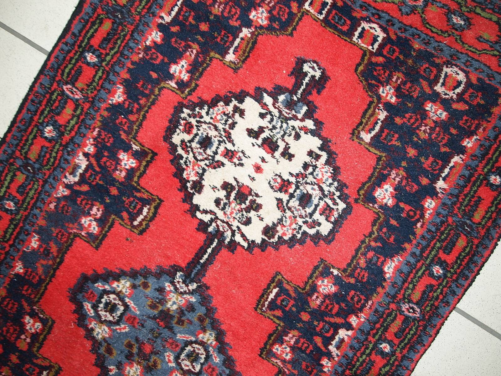 Tapis vintage fait main Hamadan en laine rouge vif (69cm x 136cm) – 1970s