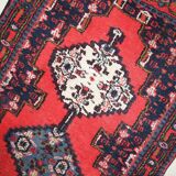 Tapis vintage fait main Hamadan en laine rouge vif (69cm x 136cm) – 1970s