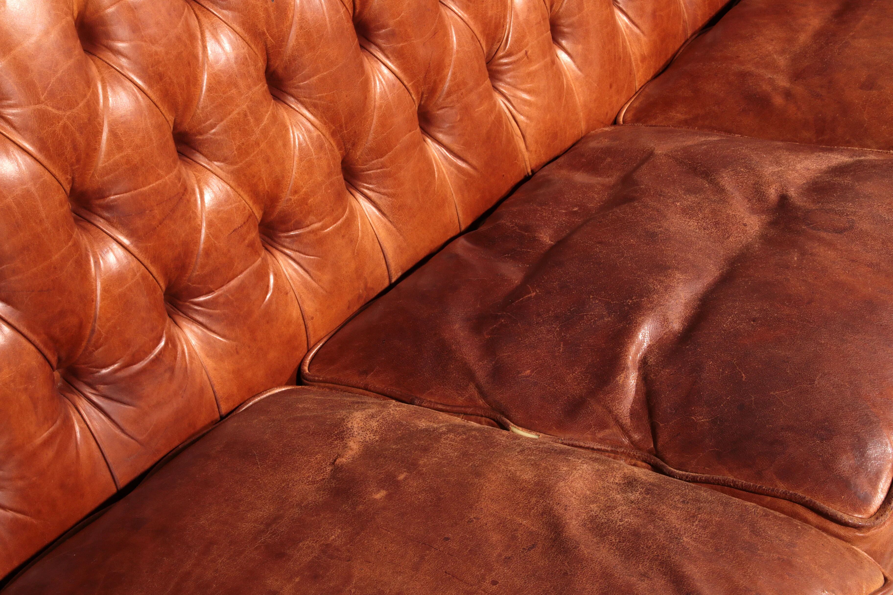Canapé Chesterfield en cuir vieilli
