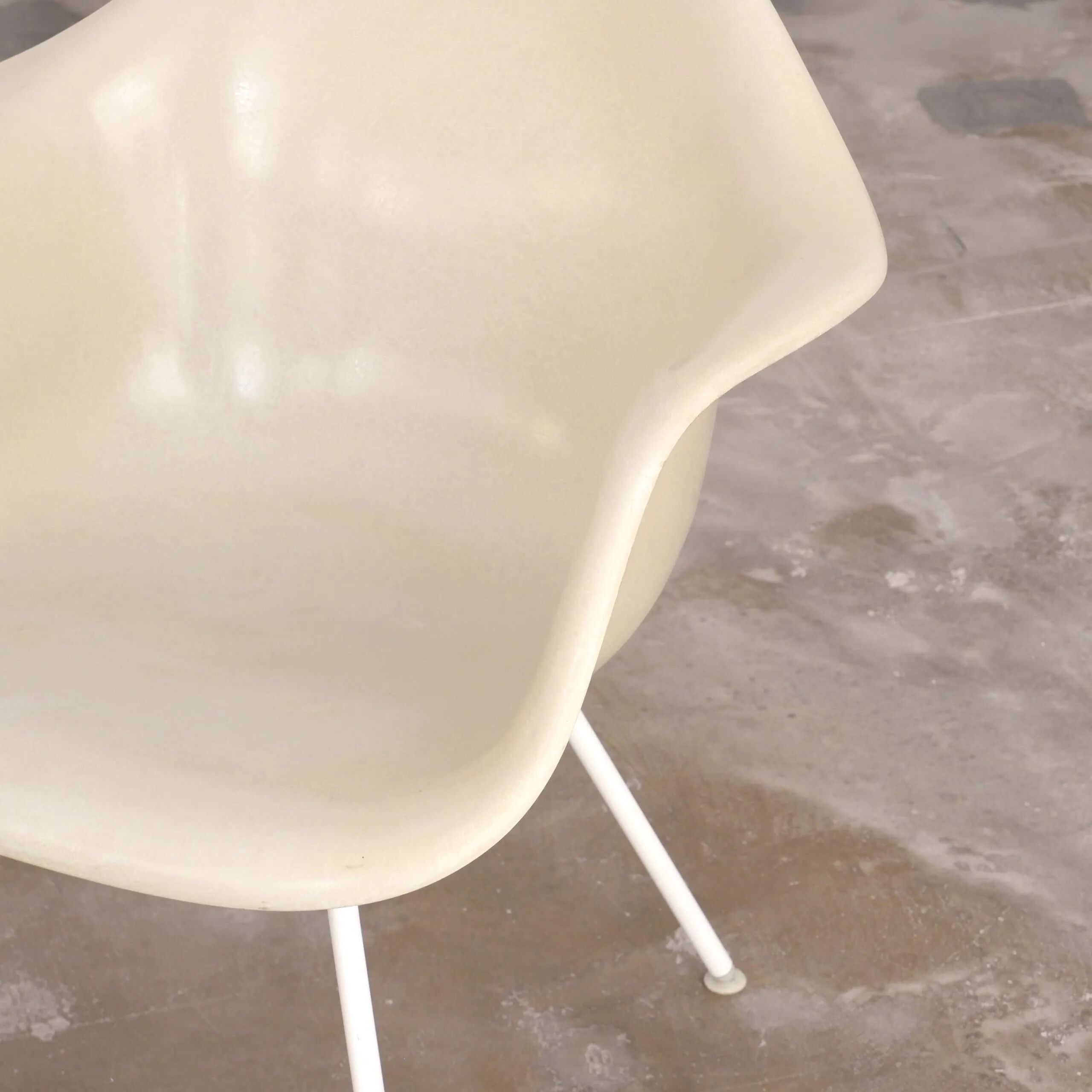 Fauteuil en fibre de verre eames par herman miller avec base lax blanche