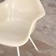 Fauteuil en fibre de verre eames par herman miller avec base lax blanche
