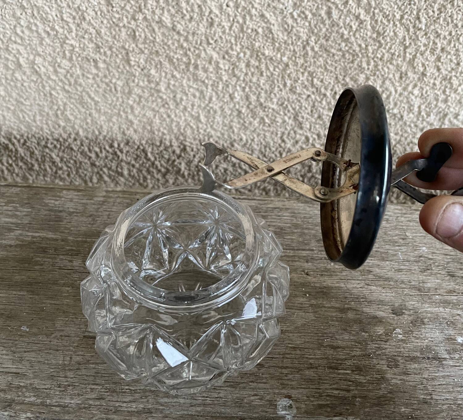 Pot à sucre ancienne avec pince à sucre intégrée