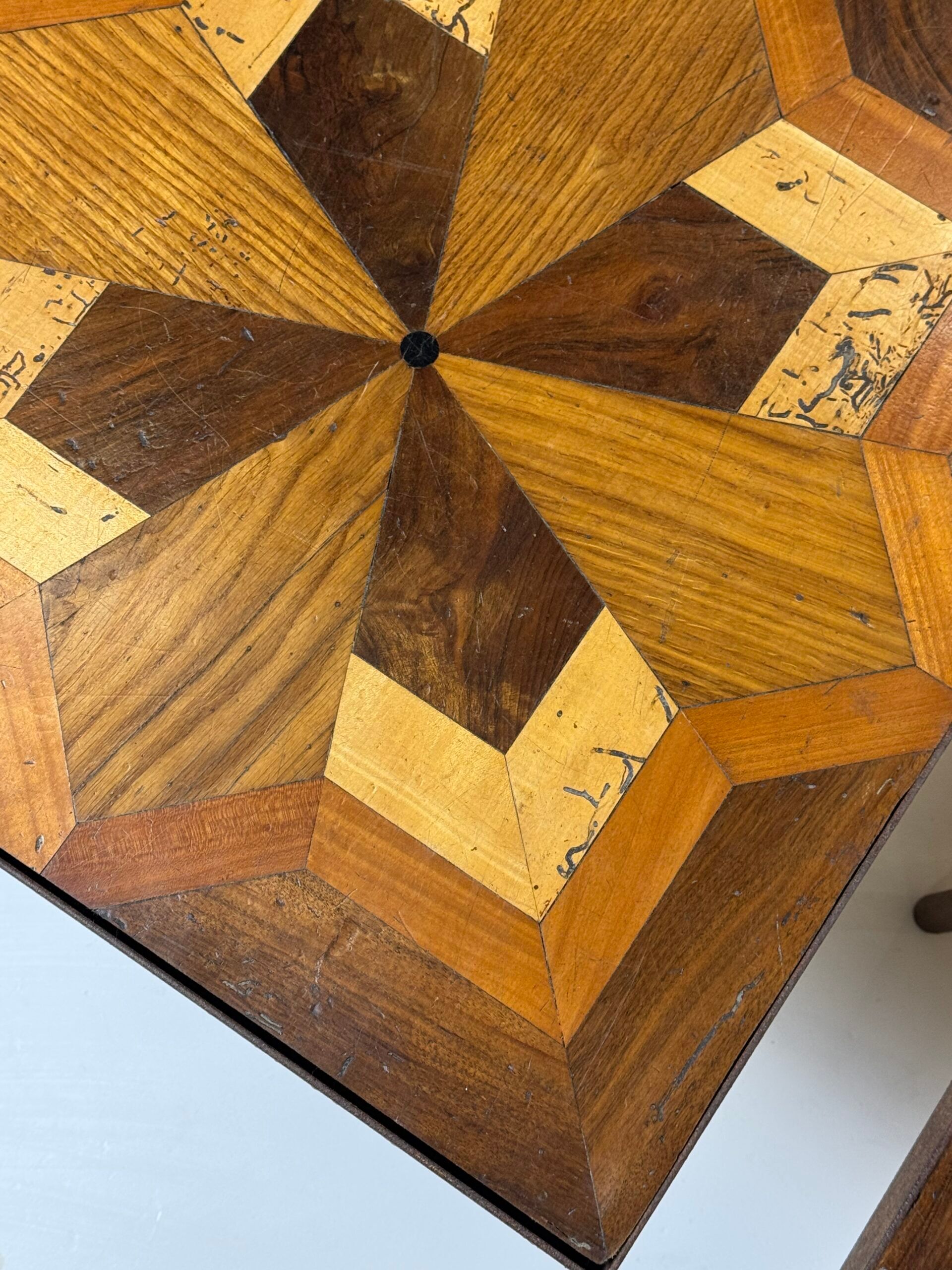 Tables basses en marqueterie (ensemble) 19e siècle