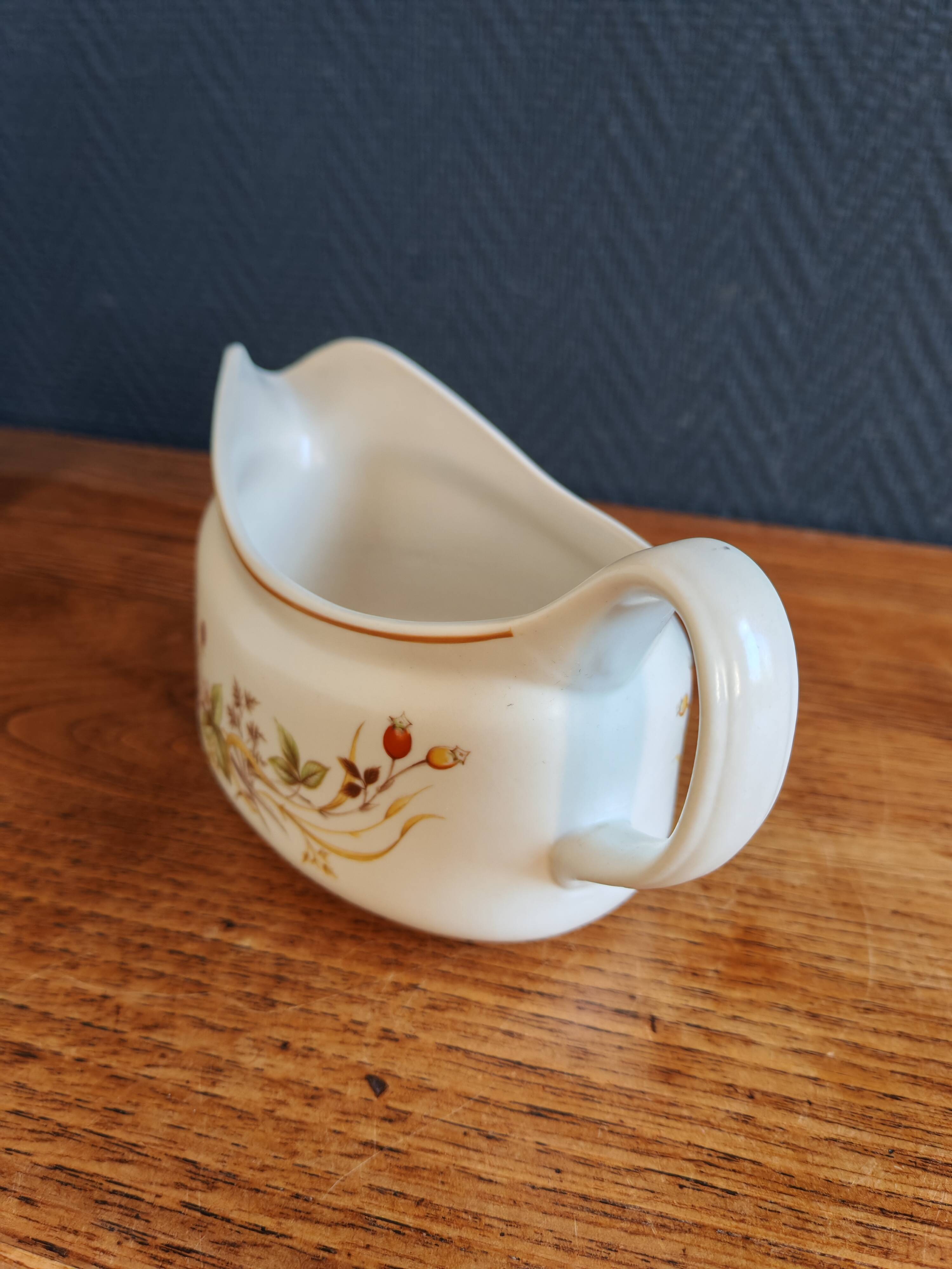 "Harvest 1418" sauceboat in English porcelain