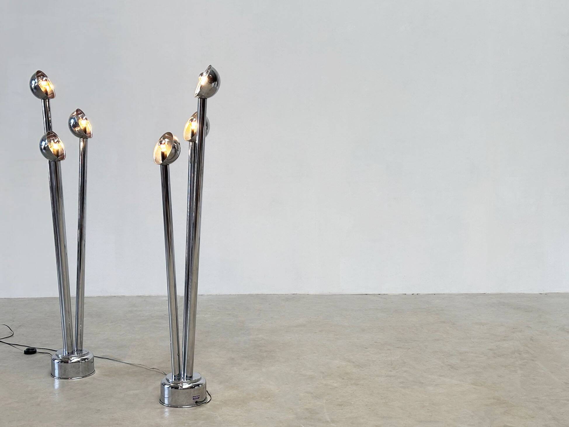 Paire de rares lampadaires chromés de Jules Dewaele