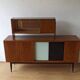 Buffet long moderniste des années 1970.