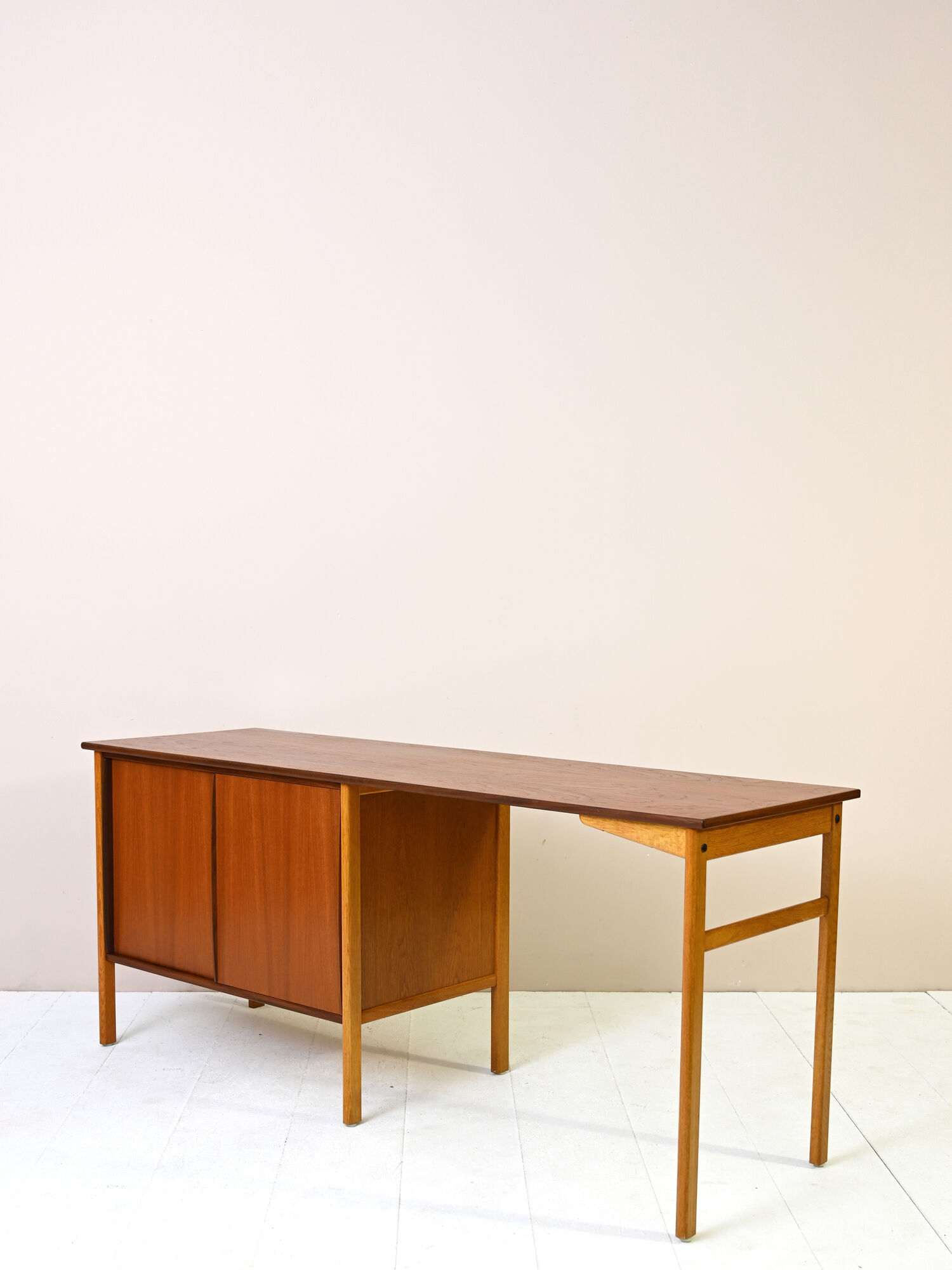 Scandinavian desk with bookcase and compartment with sliding doors