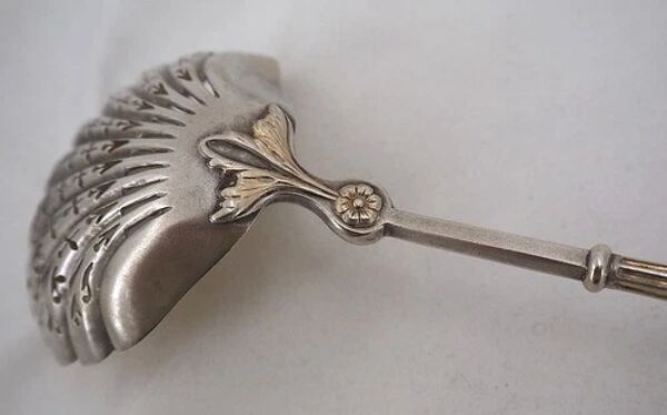 Puiforcat, cuillère à saupoudrer, argent massif, manche à la russe, vermeil.