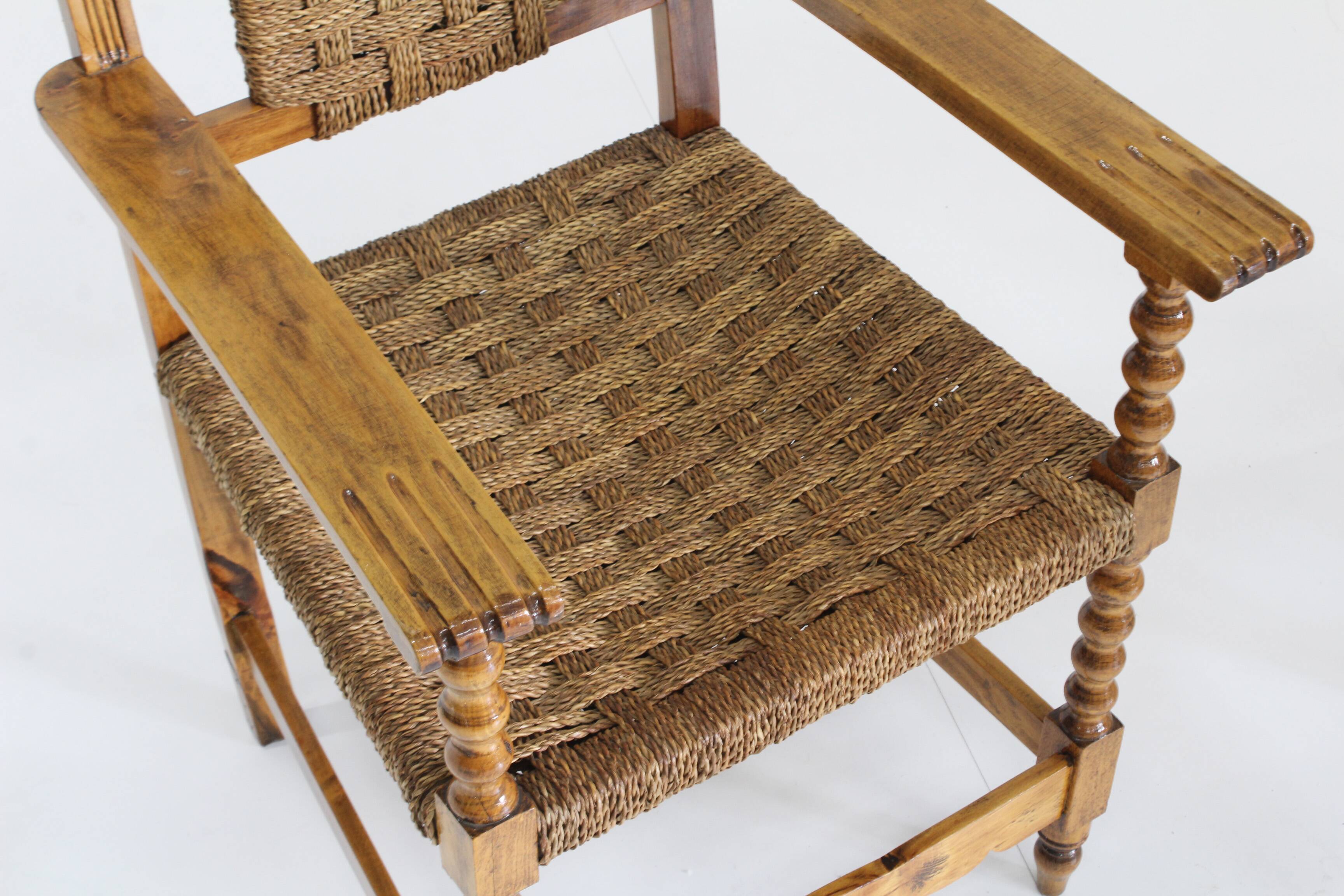 Ensemble de 2 fauteuils brutalistes espagnols en bois sculpté et tressé en jonc -