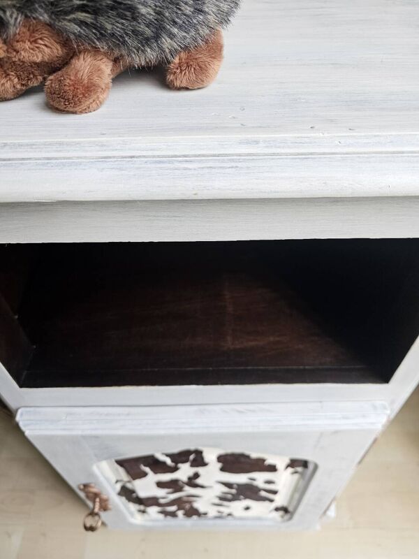 Deux tables de chevet bois massif décoration peau de veau