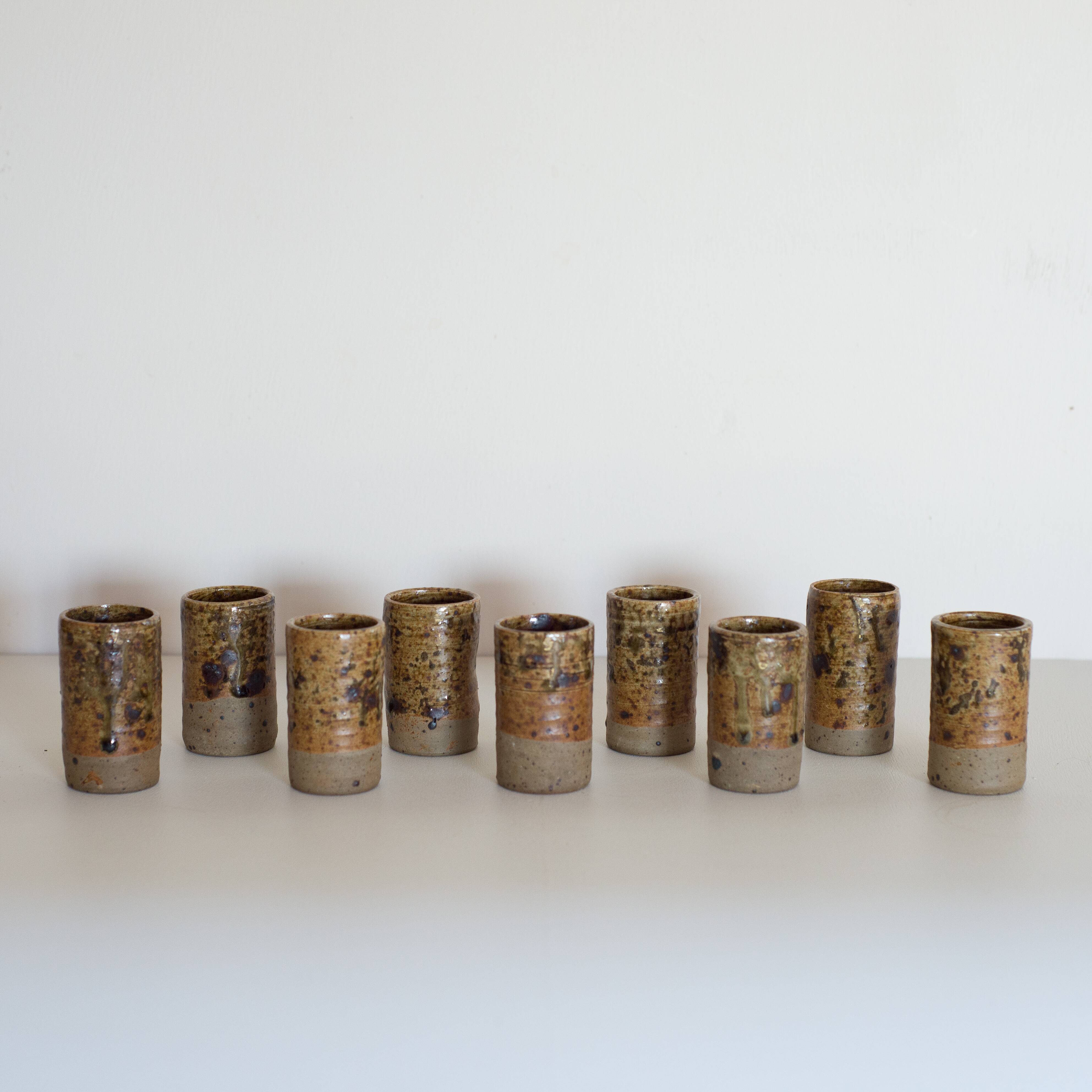 Lot de 9 verres à liqueur ou shot en grès pyrité