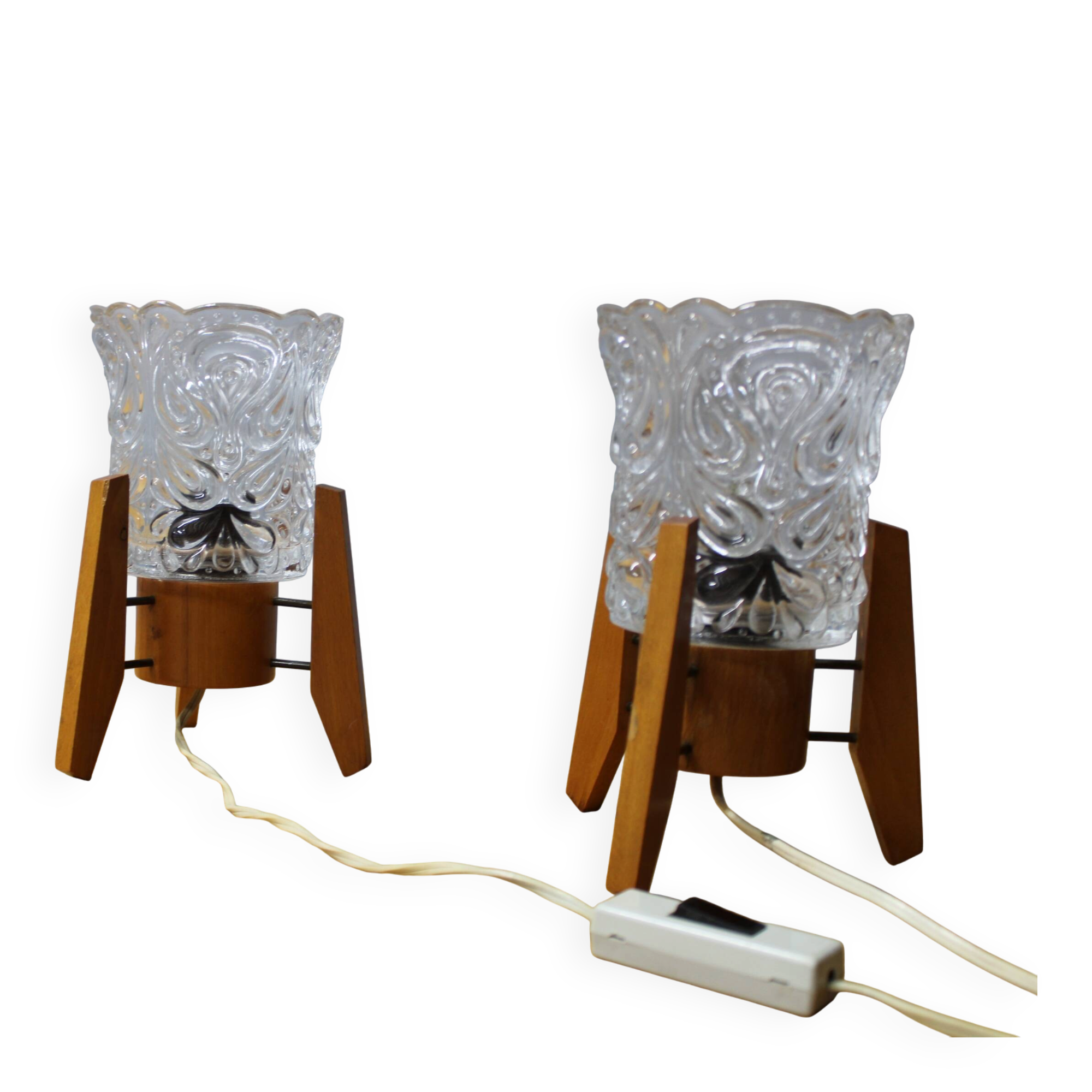 Paire de lampes de table en bois et verre jaune des années 1970 en style mid-century.