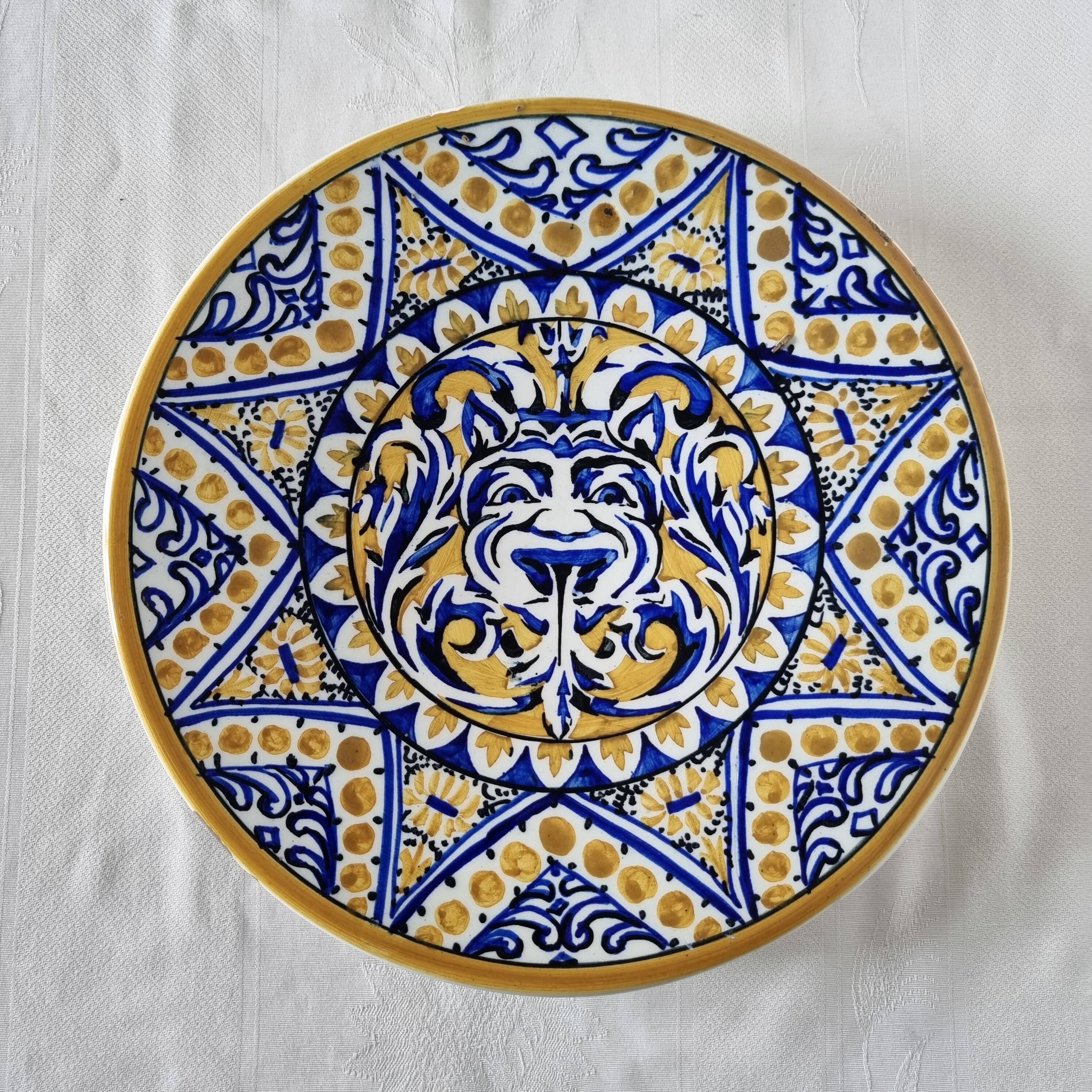 Ancienne assiette en céramique ou faïence espagnole fabriquée et peinte à la main Milieu du siècle