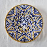 Ancienne assiette en céramique ou faïence espagnole fabriquée et peinte à la main Milieu du siècle