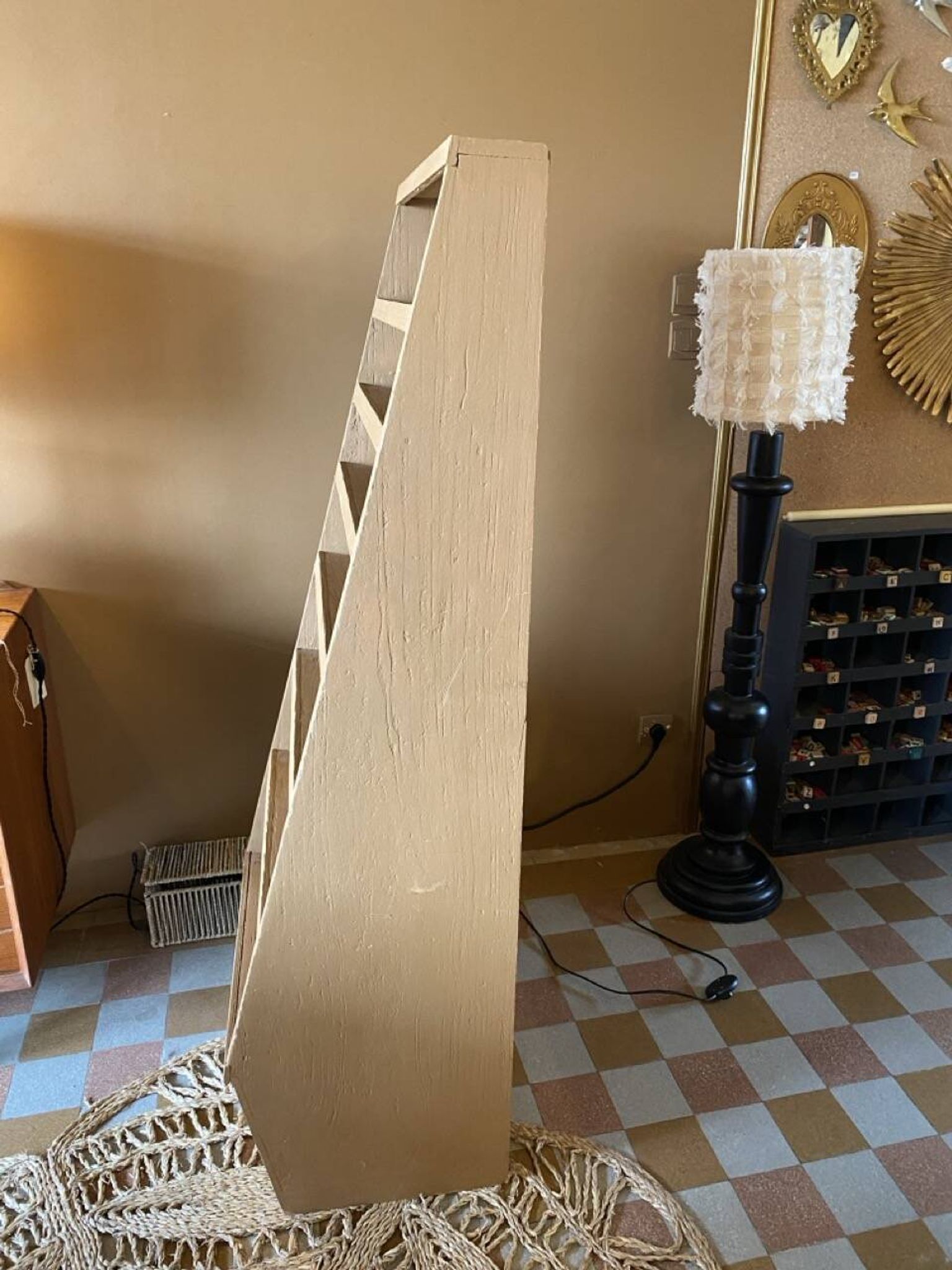 Étagère présentoir inclinée en bois peint